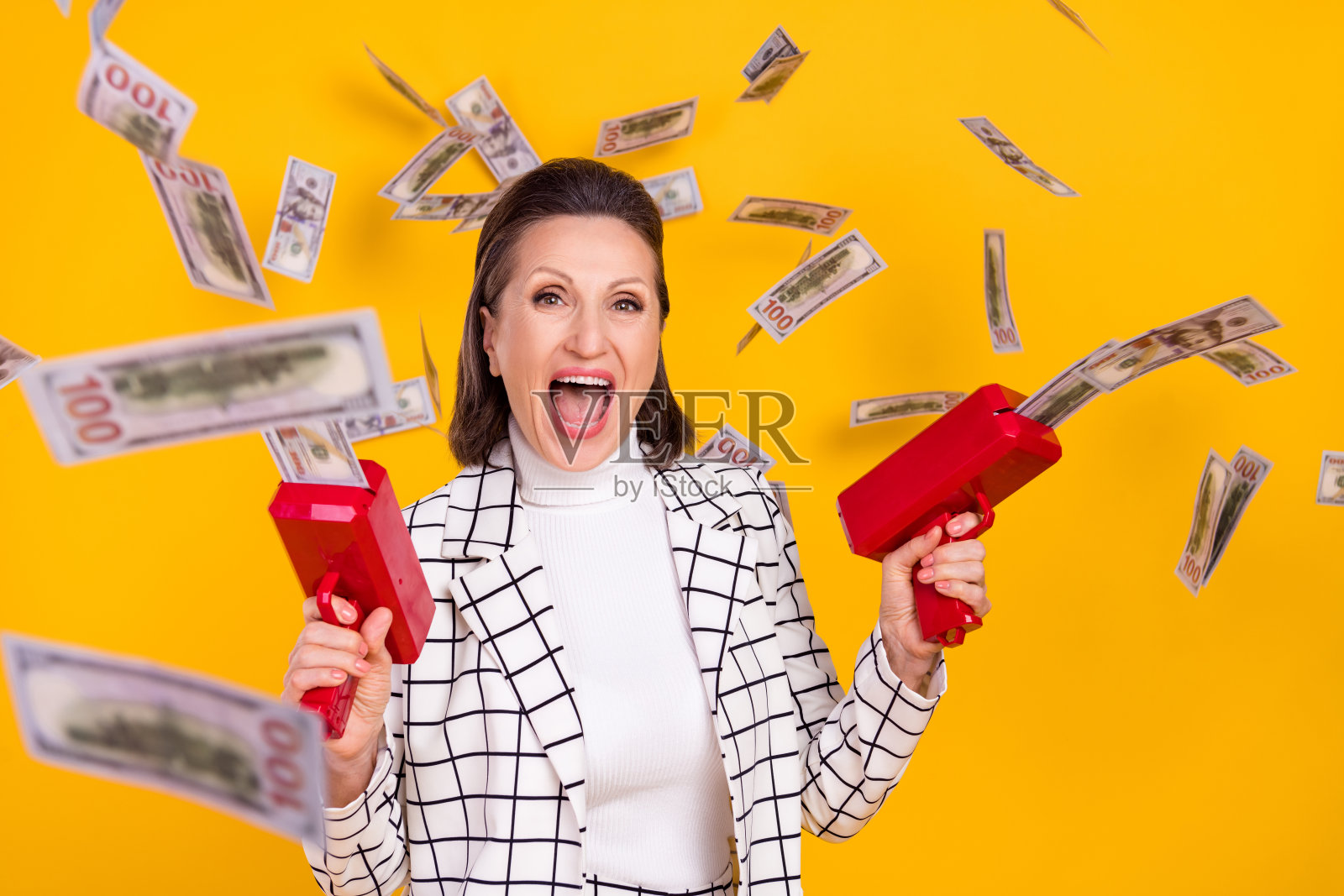 兴奋、惊讶、无忧无虑的老年女士肖像，背景为黄色，尽情享受乐趣。照片摄影图片