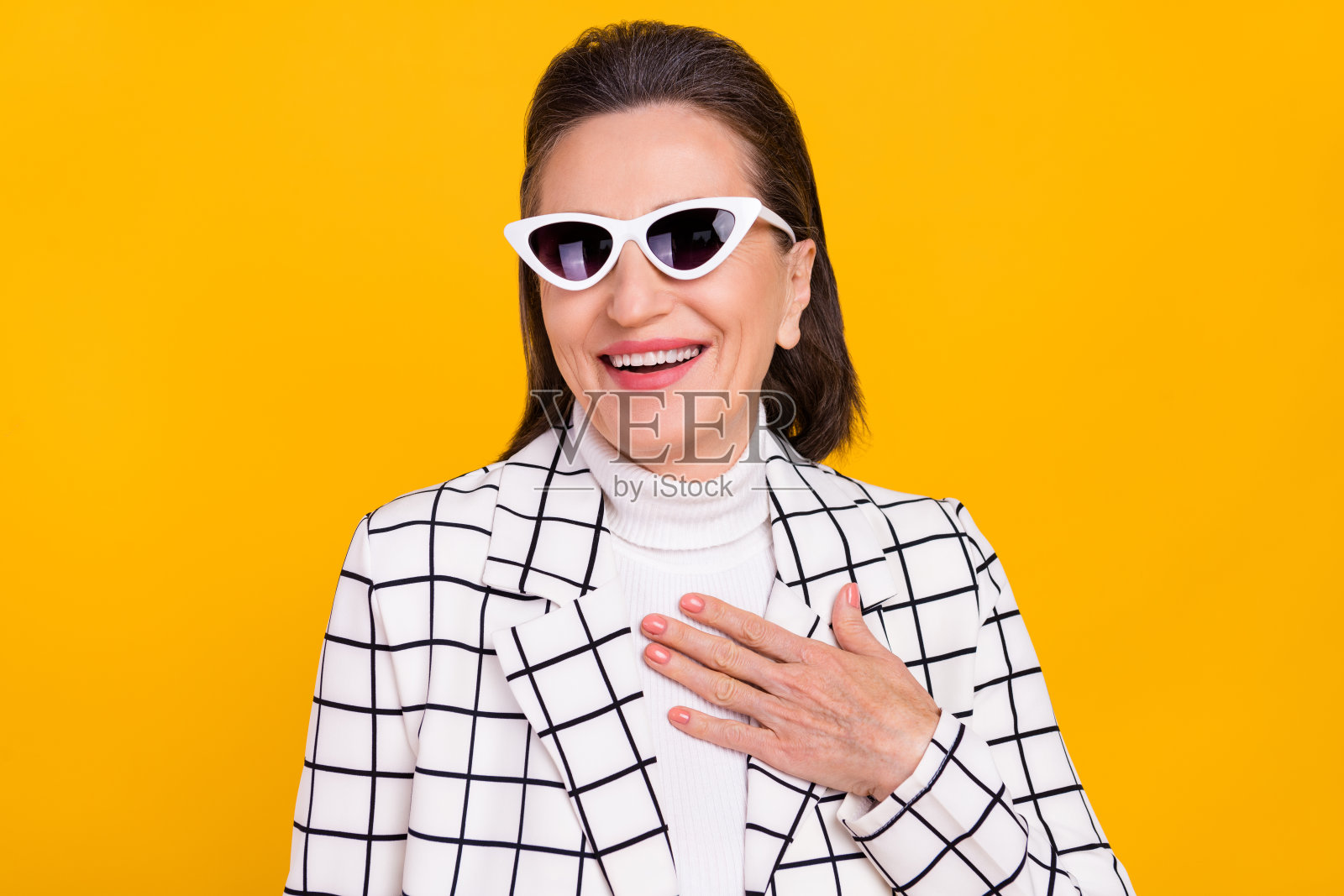 兴奋搞笑的人物肖像，手臂交叉，灿烂的笑容，背景为黄色。照片摄影图片