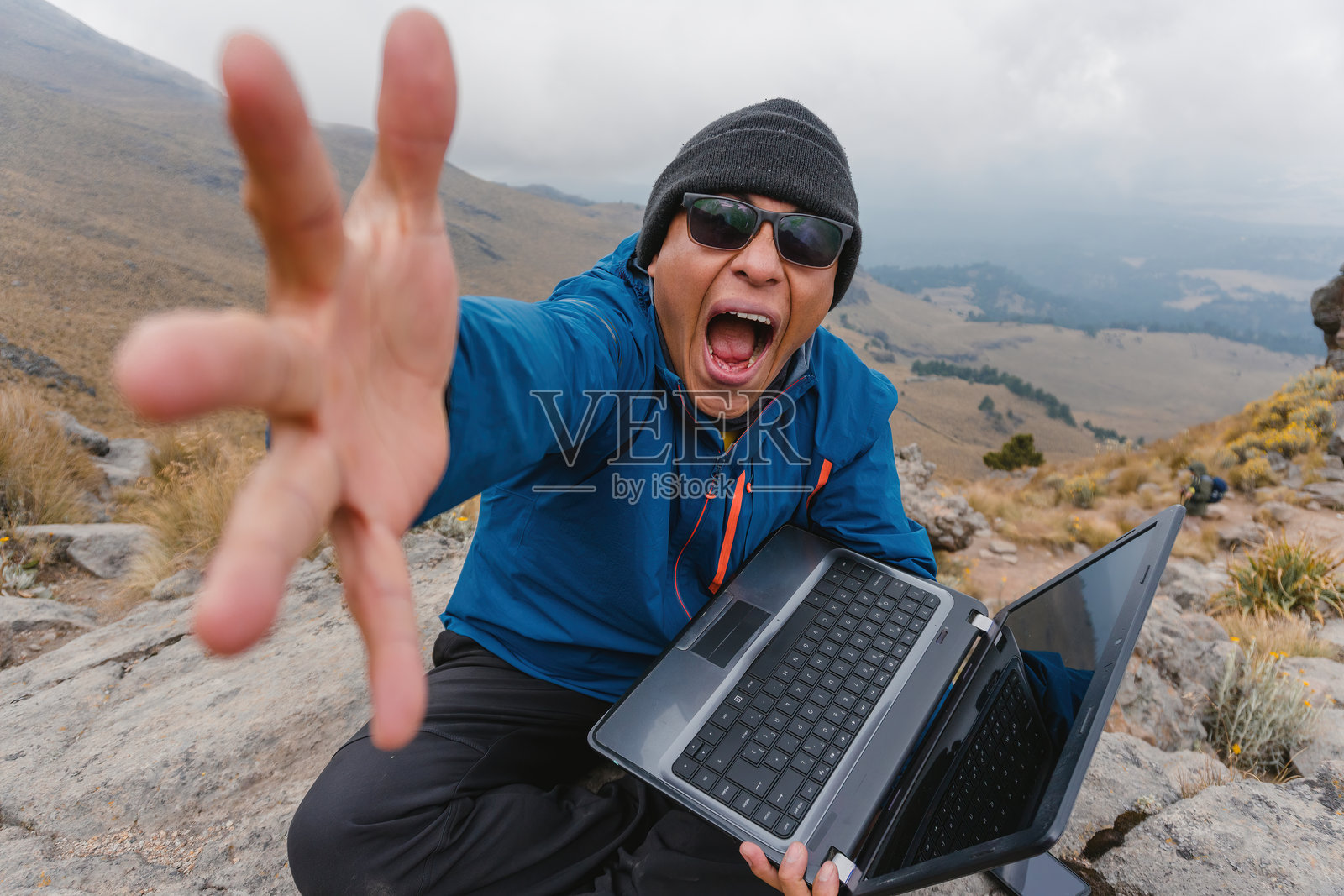 数字游民在伊萨查奇瓦特尔火山上尖叫求助照片摄影图片