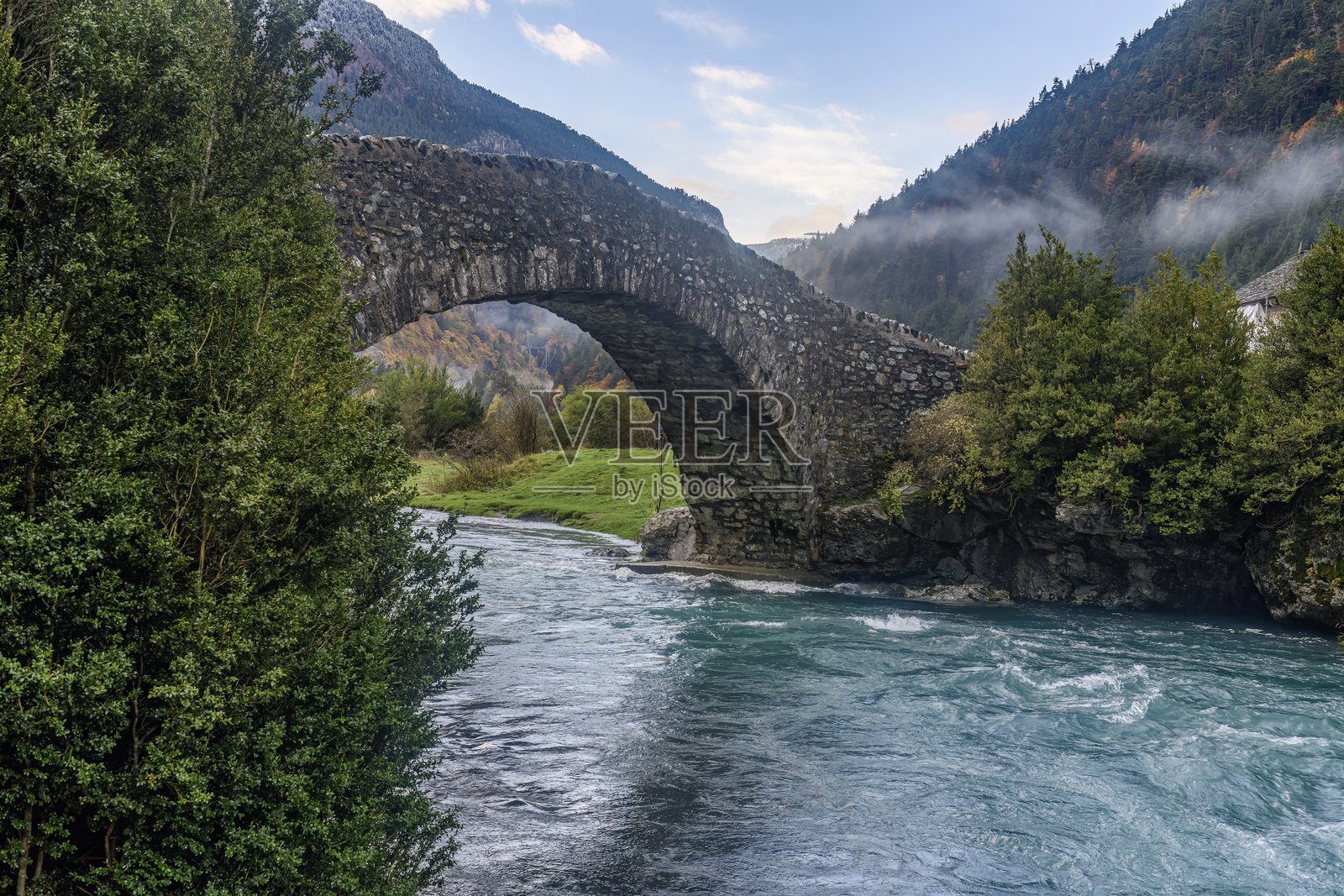 阿拉河上的圣尼古拉斯·德·布哈鲁埃洛罗马式桥 - 乌埃斯卡照片摄影图片