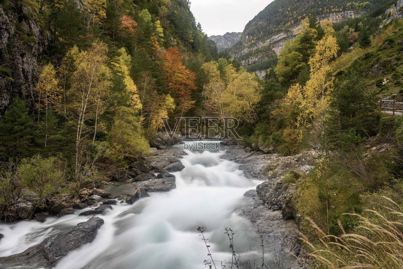 奥尔德萨的布哈里戈谷中的阿拉河。西班牙照片摄影图片
