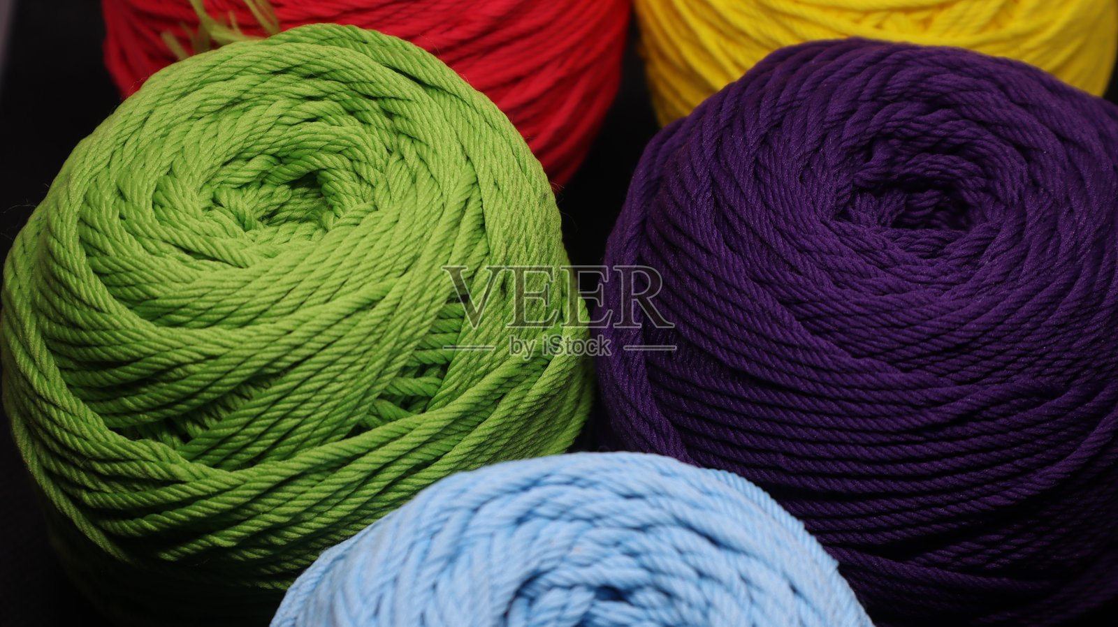 五彩缤纷的线材照片摄影图片