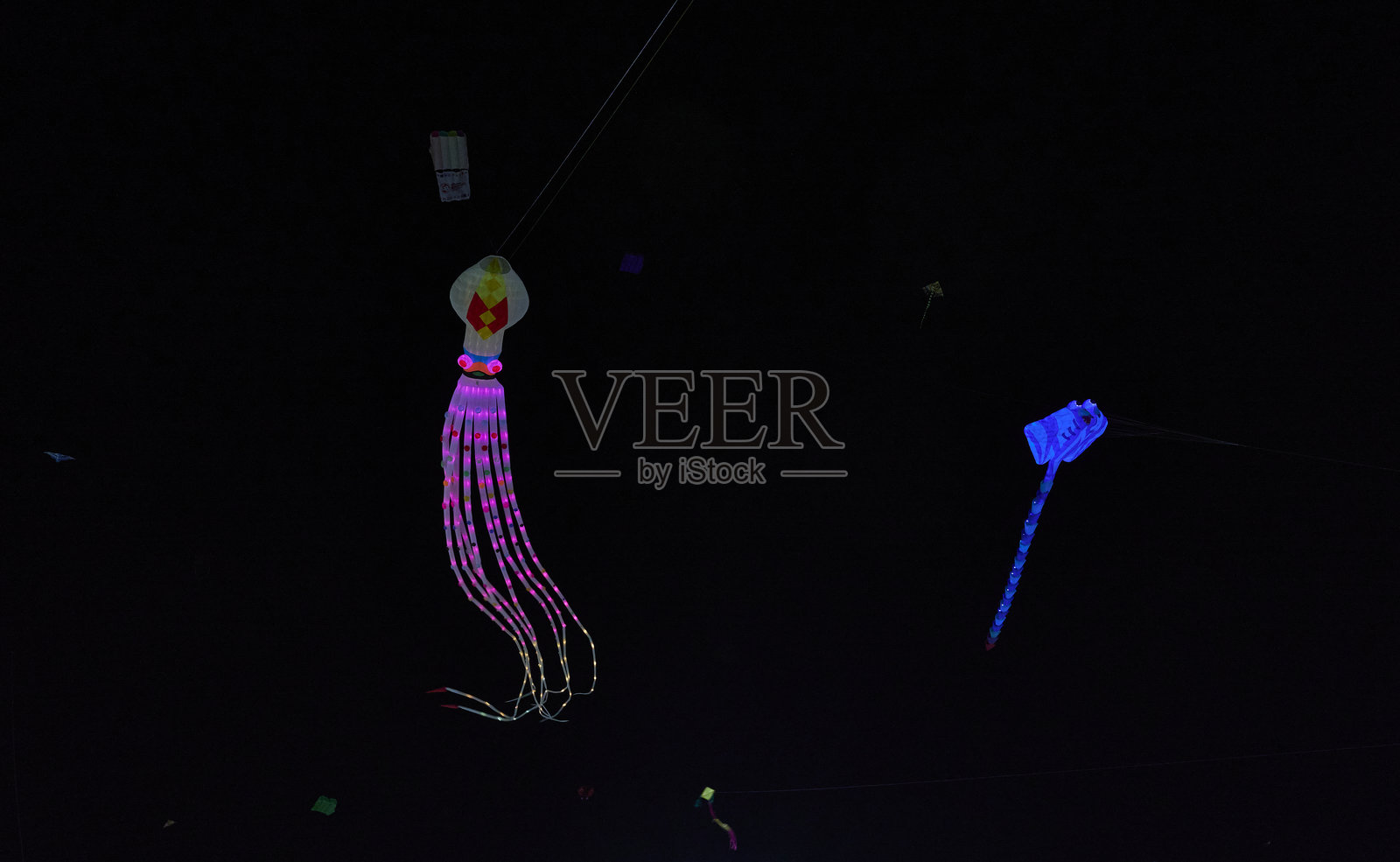 乔卢拉用灯笼放飞风筝庆祝夜晚照片摄影图片