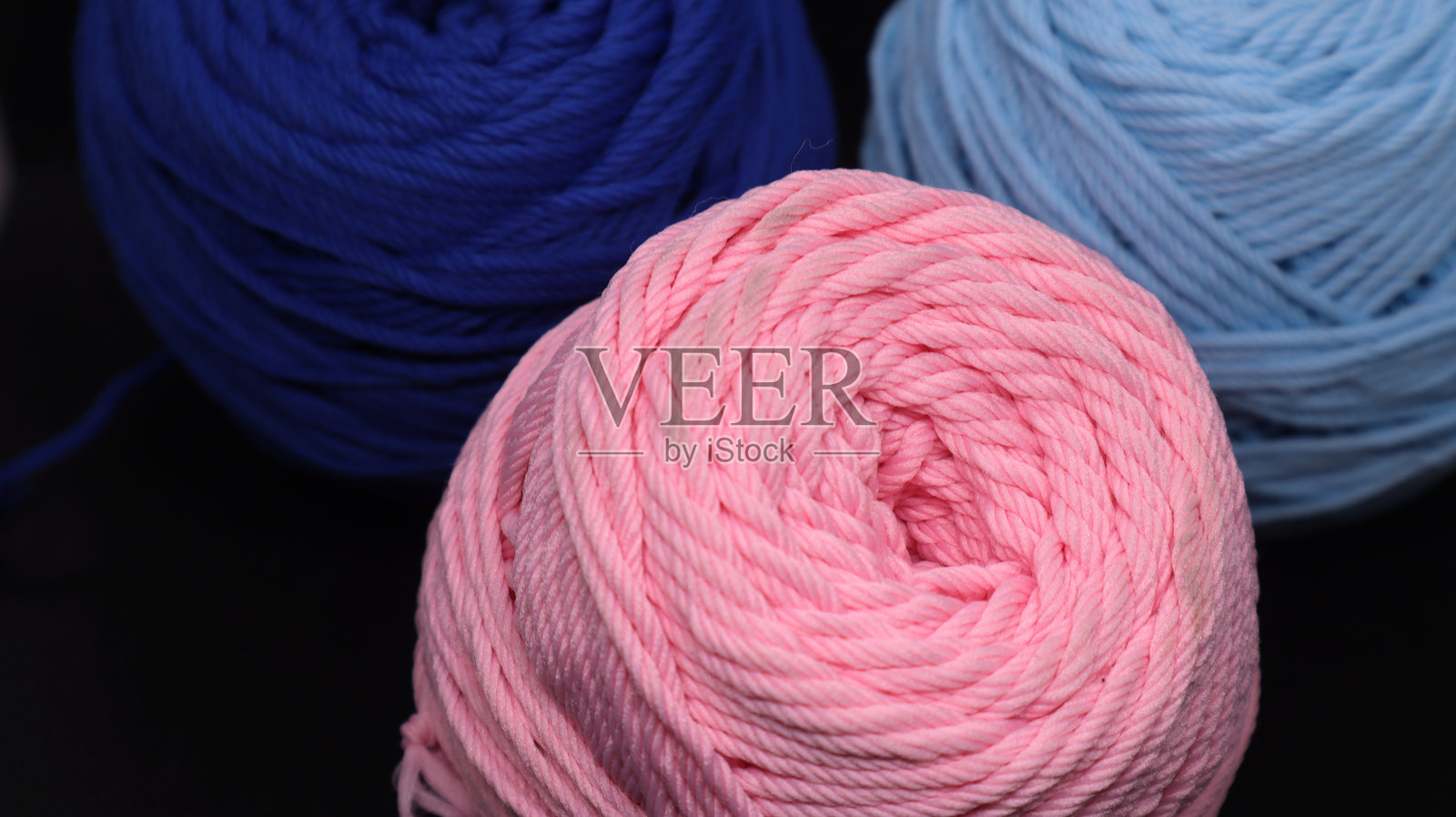 五彩缤纷的线材照片摄影图片