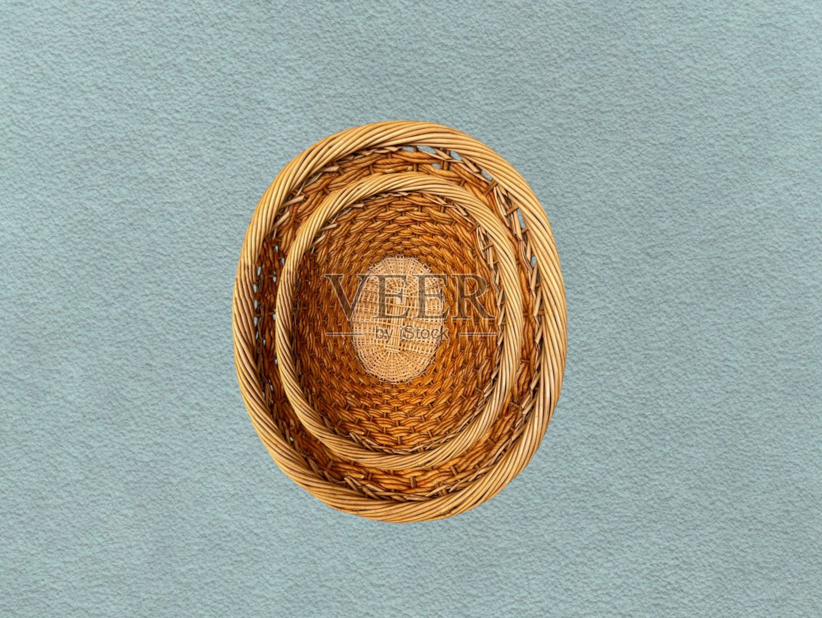 棕色藤编篮子照片摄影图片