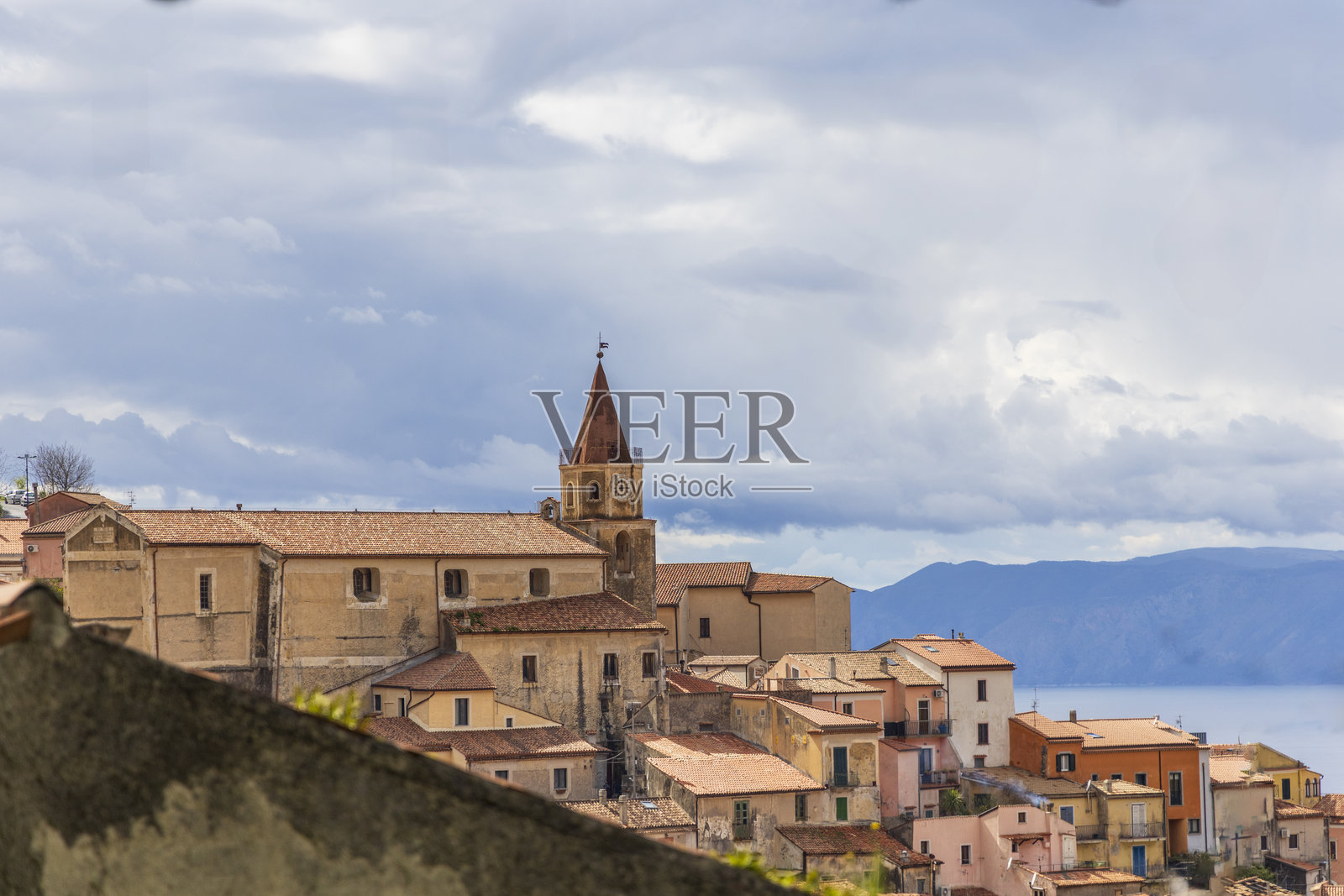 意大利，巴西利卡塔，马拉泰亚。圣母大教堂坐落在山坡上，周围环绕着房屋。照片摄影图片