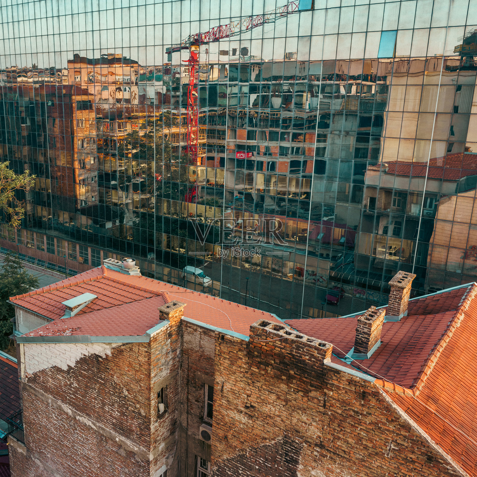 古老建筑与新玻璃大楼照片摄影图片