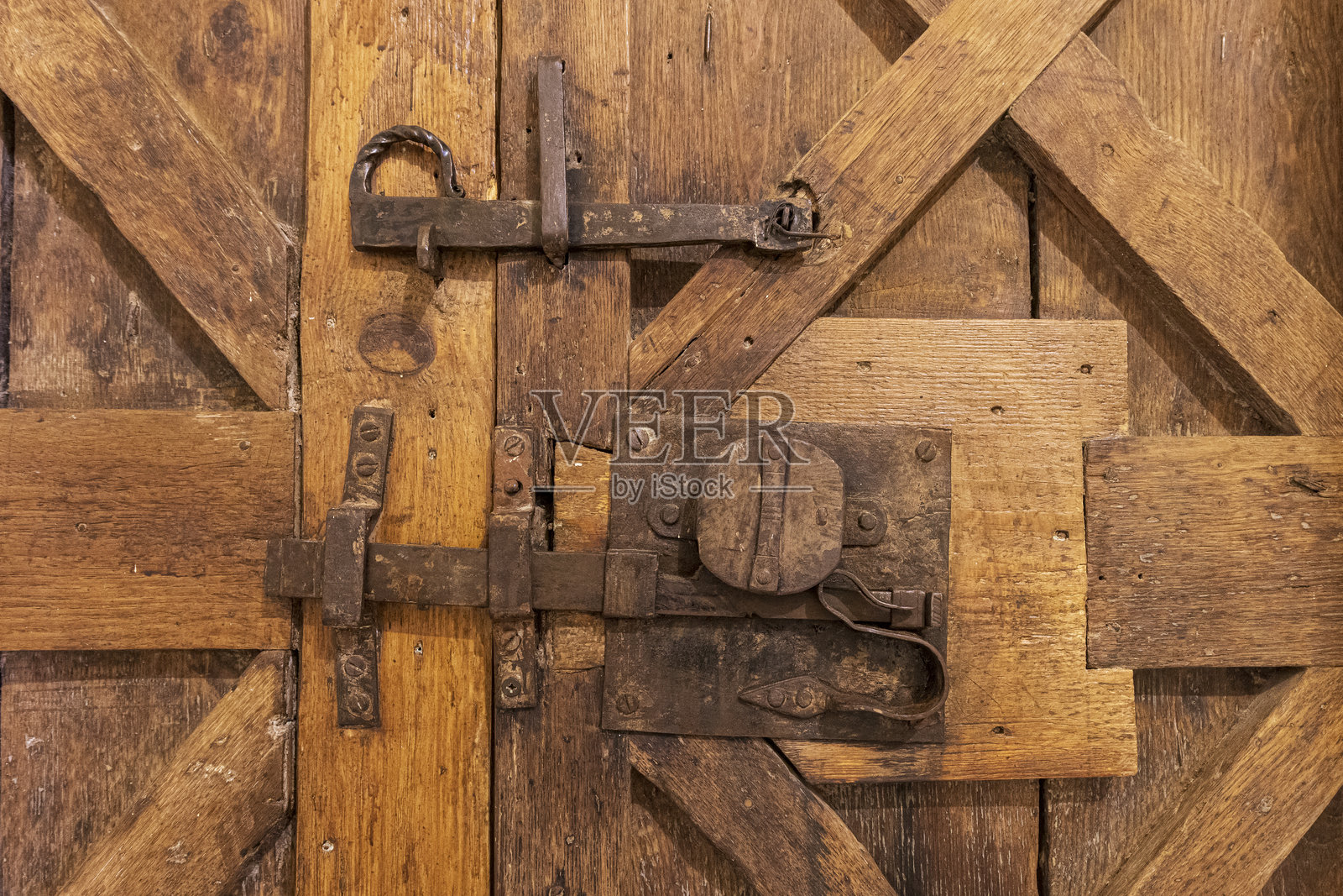 意大利，卡拉布里亚，卢齐。圣玛利亚教堂。内部。古老的木门和锁。照片摄影图片