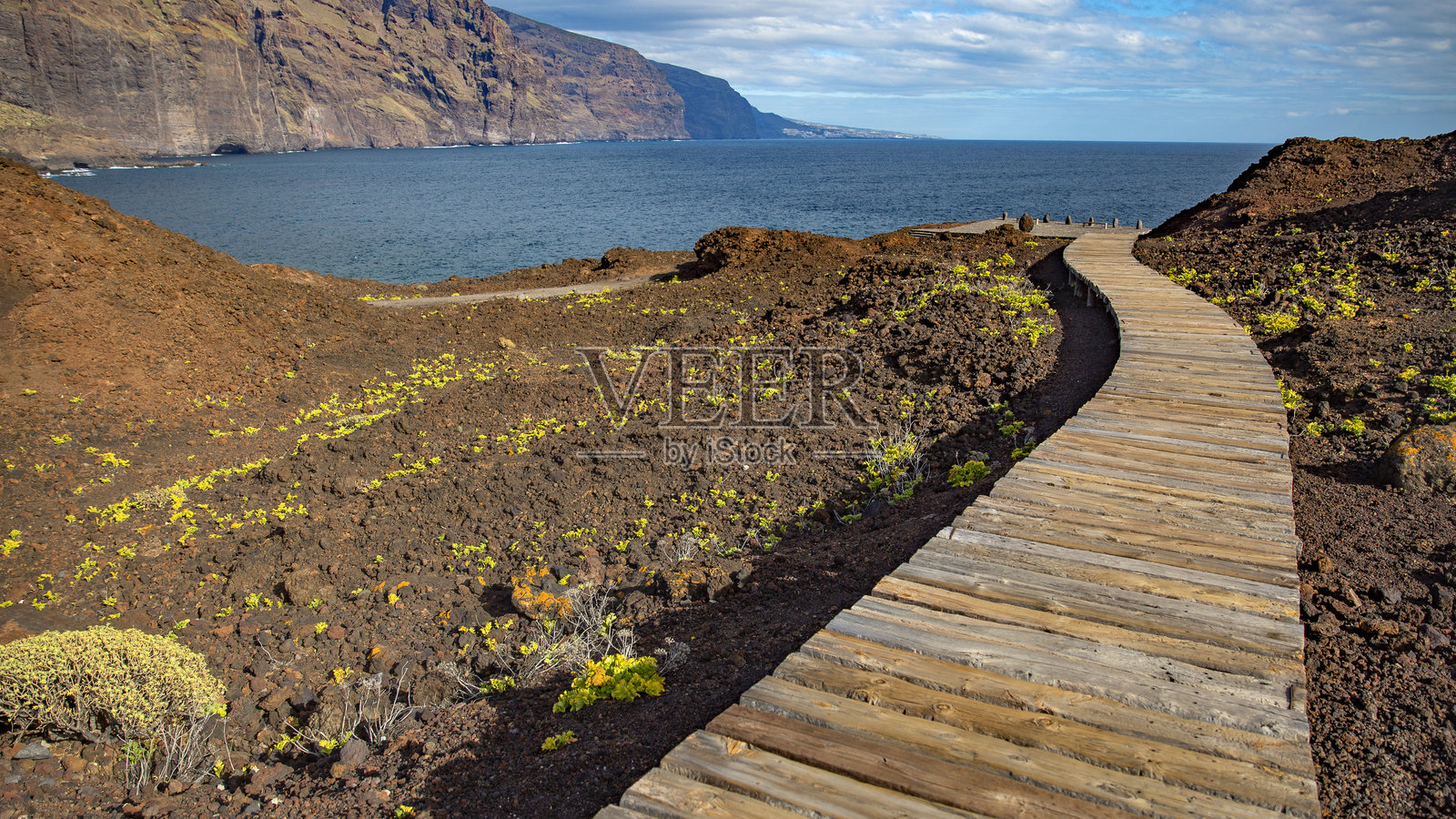 通往大海的木栈道照片摄影图片