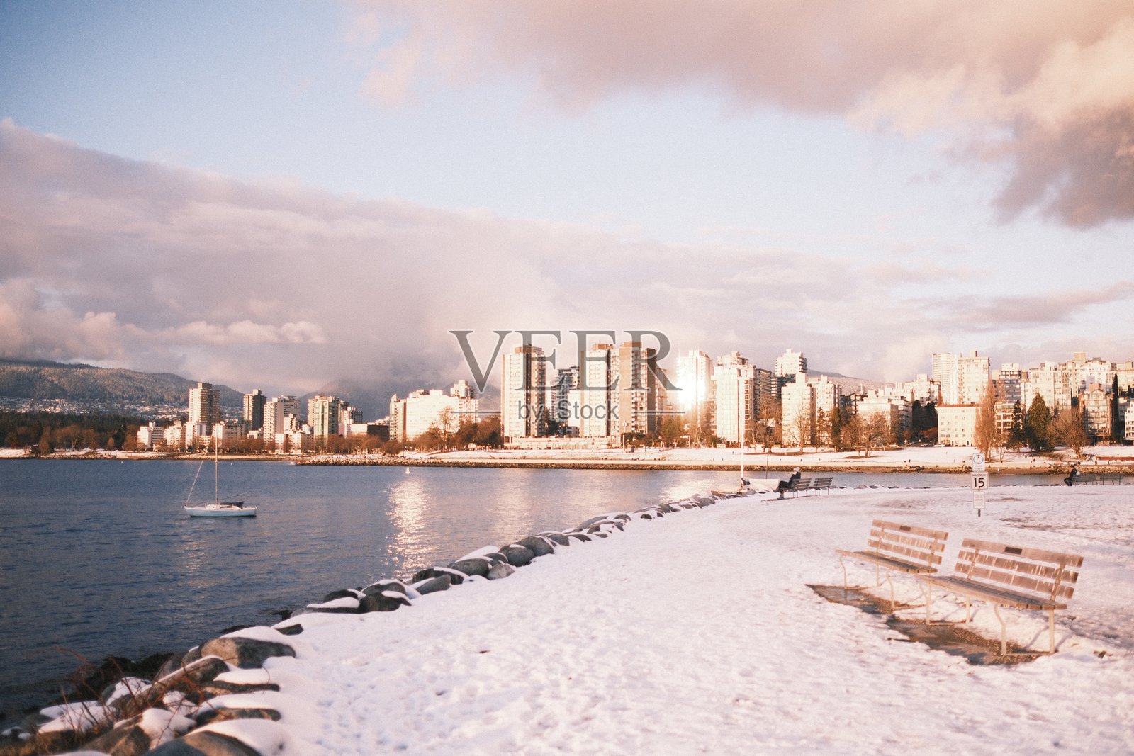 基茨兰诺海滩的宁静日落照片摄影图片