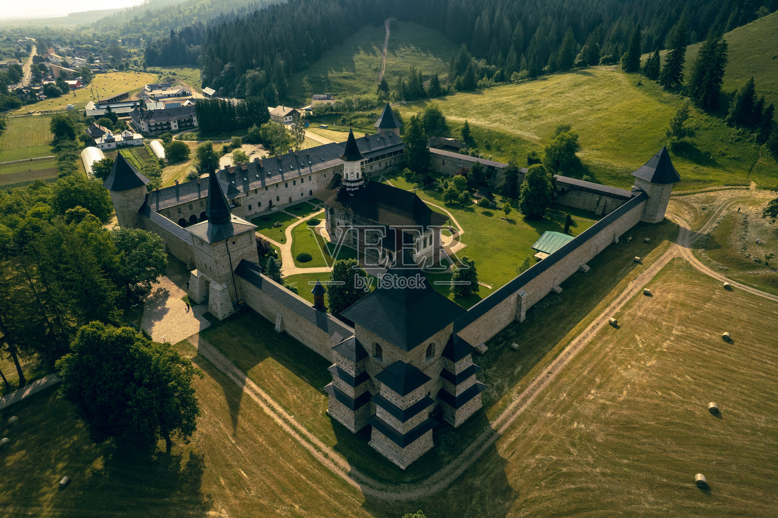 罗马尼亚苏切维察修道院的鸟瞰图。南布科维纳的罗马尼亚东正教修道院照片摄影图片