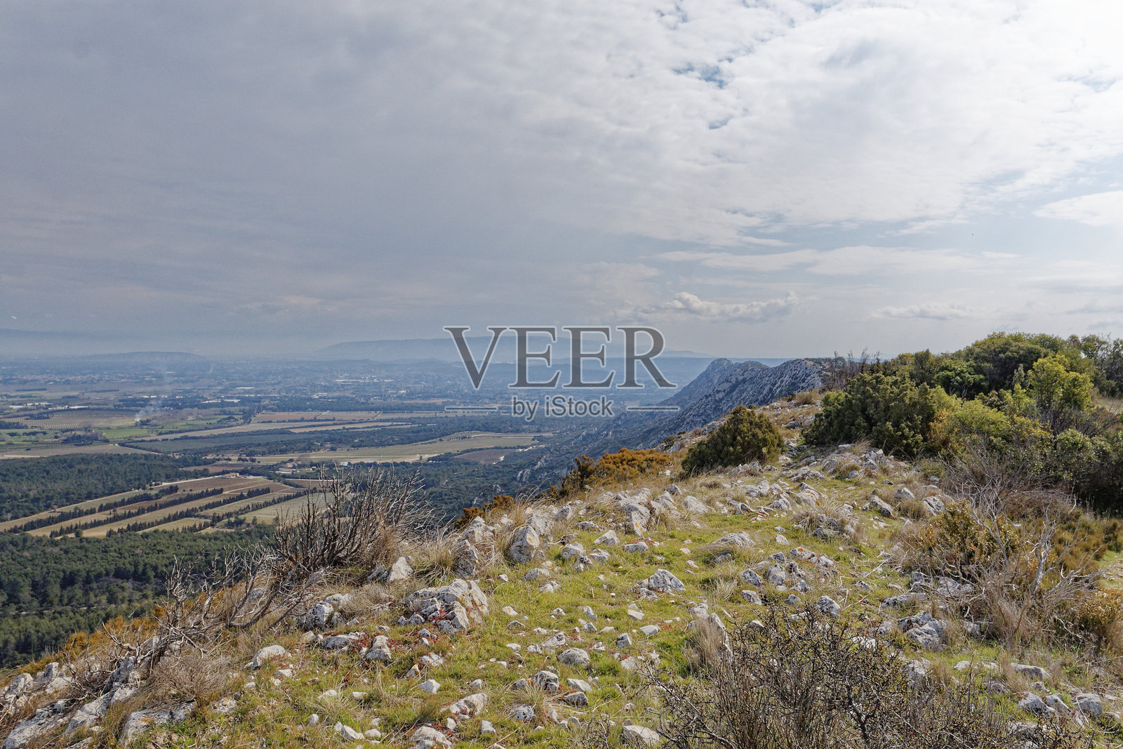 阿尔皮耶山脉中圣雷米德普罗旺斯与艾雅利耶之间的壮丽山景照片摄影图片