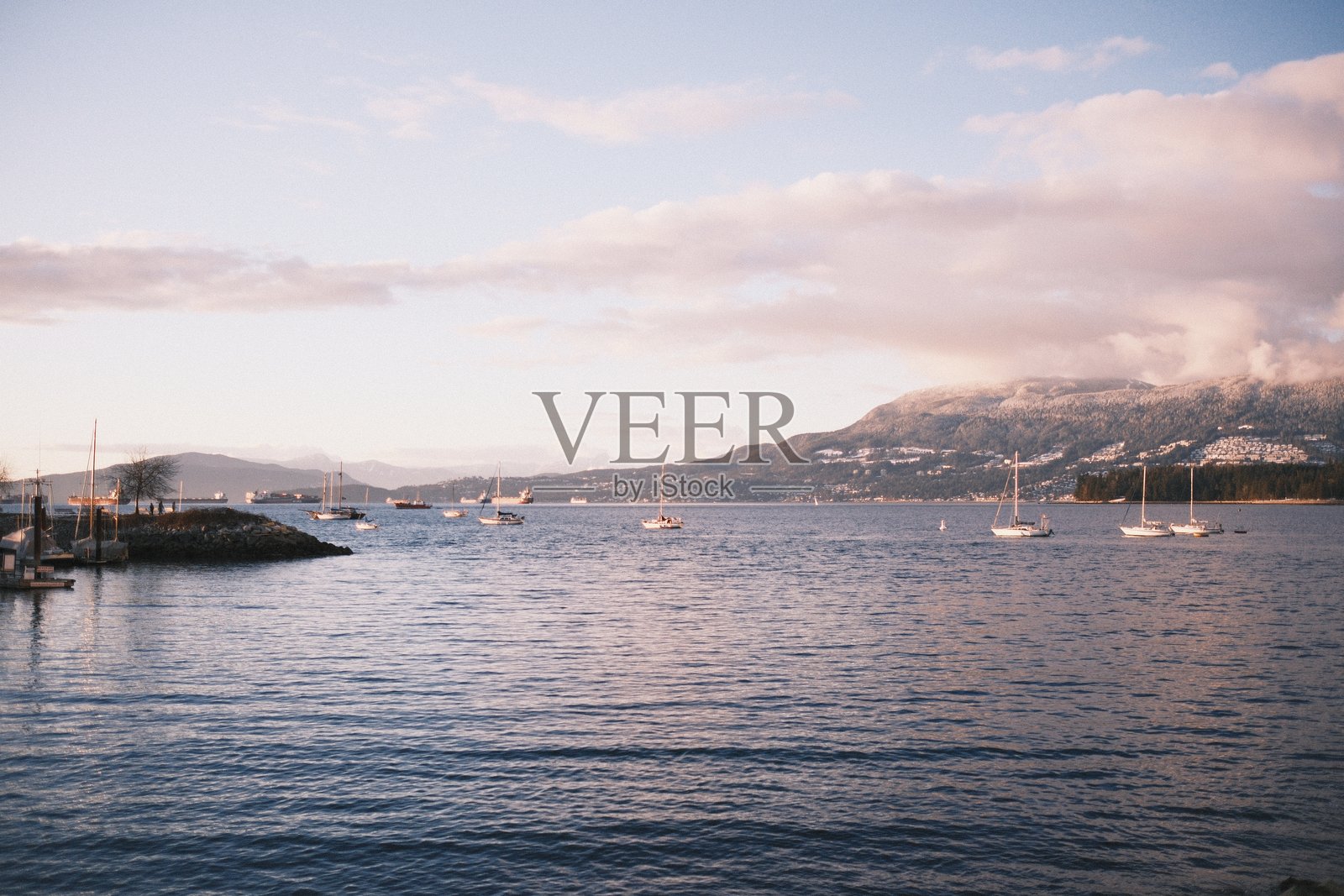 基茨兰诺海滩的宁静日落照片摄影图片