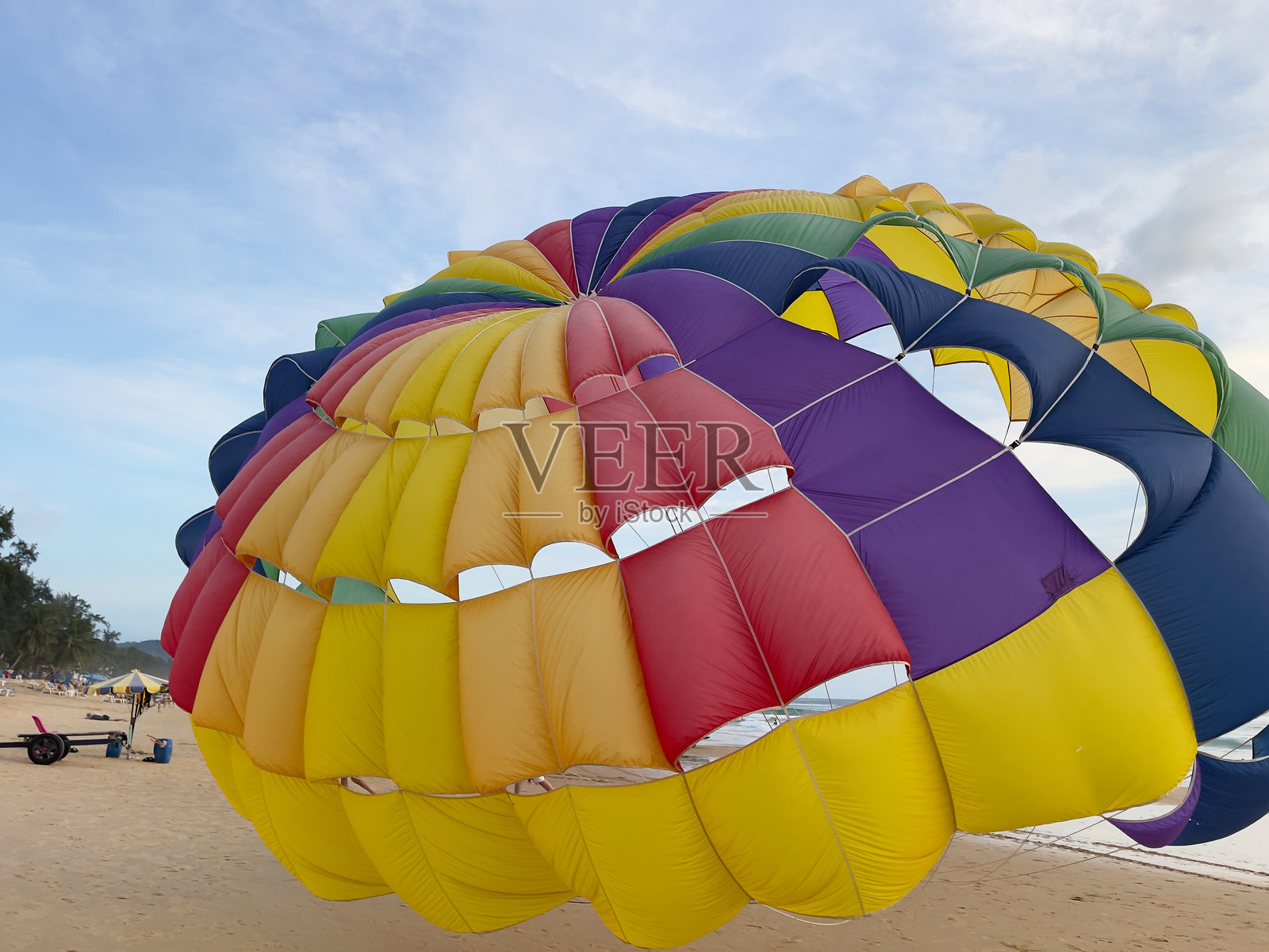 在泰国普吉岛的海滩上飞翔的跳伞者照片摄影图片