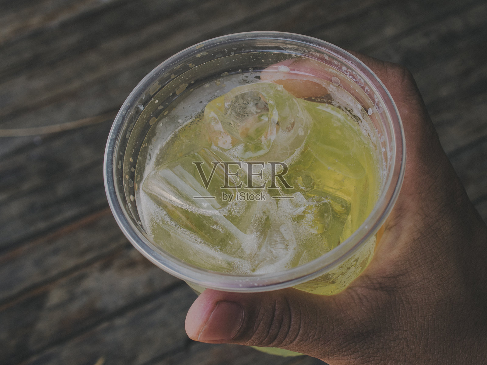 塑料杯中的啤酒照片摄影图片