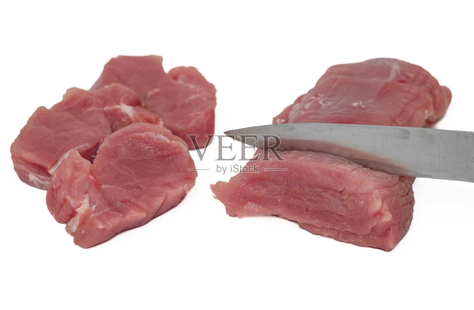 厨师为牛排准备肉类，肉类分割，红肉在白色背景上孤立展示照片摄影图片