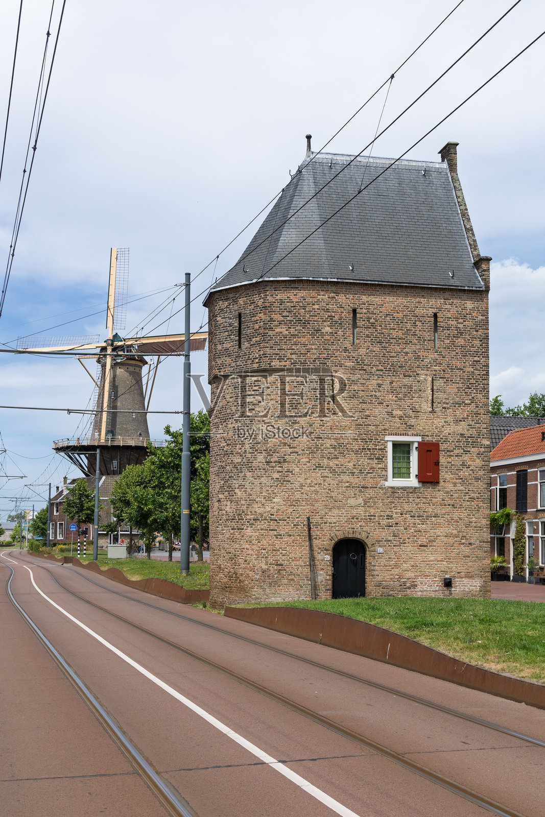 历史悠久的巴吉内托伦塔和传统的荷兰风车在代尔夫特。照片摄影图片