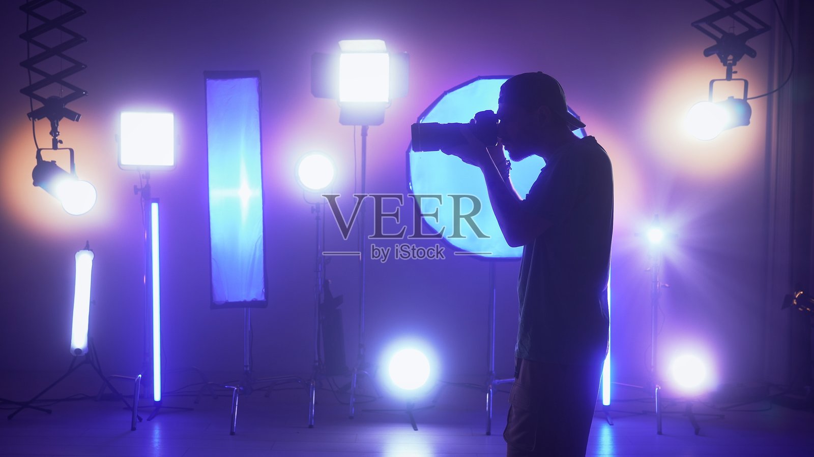 专业拍摄亭，配备灯光设备。后台。照片摄影图片