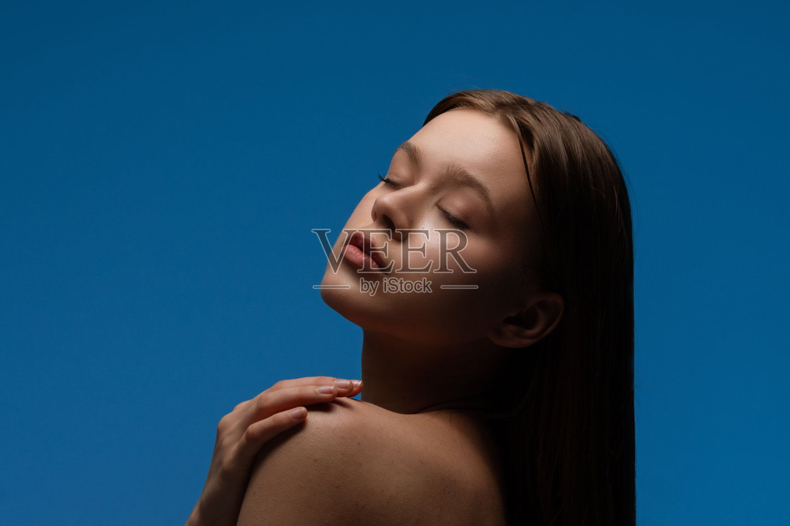 年轻女性闭眼放松的肖像照片摄影图片