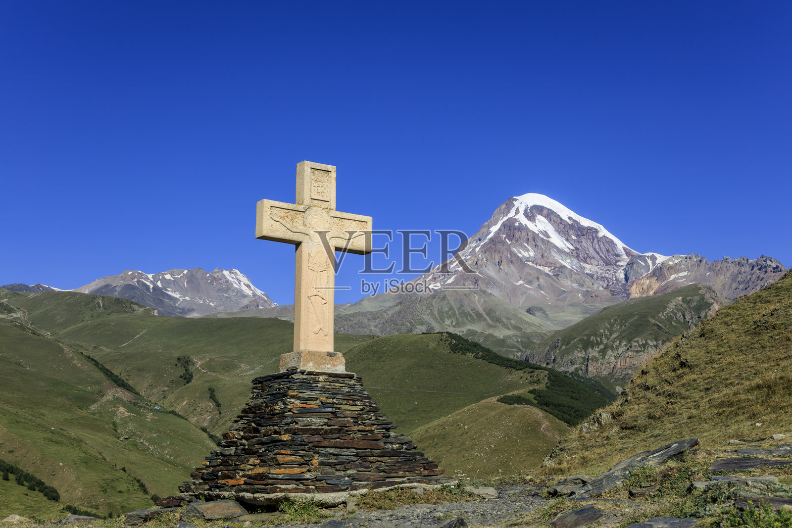 喀山山脉与卡兹别克山，斯捷潘茨敏达，格鲁吉亚照片摄影图片