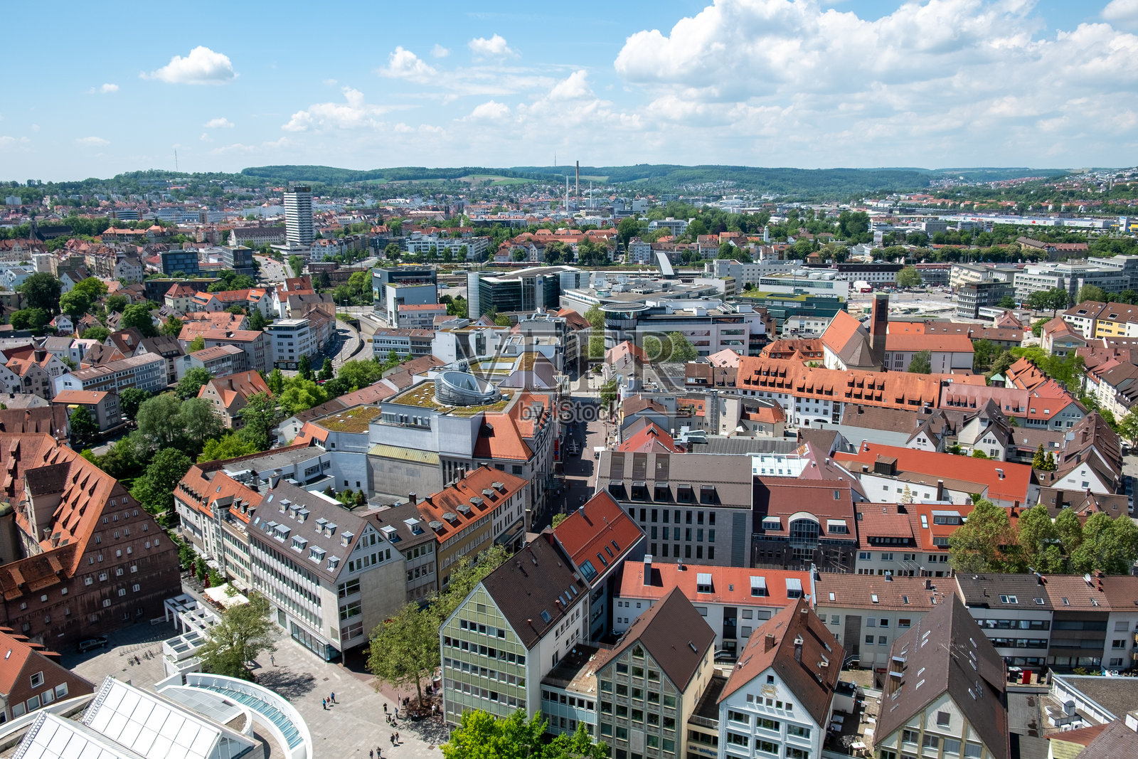 从乌尔姆大教堂俯瞰城市天际线照片摄影图片