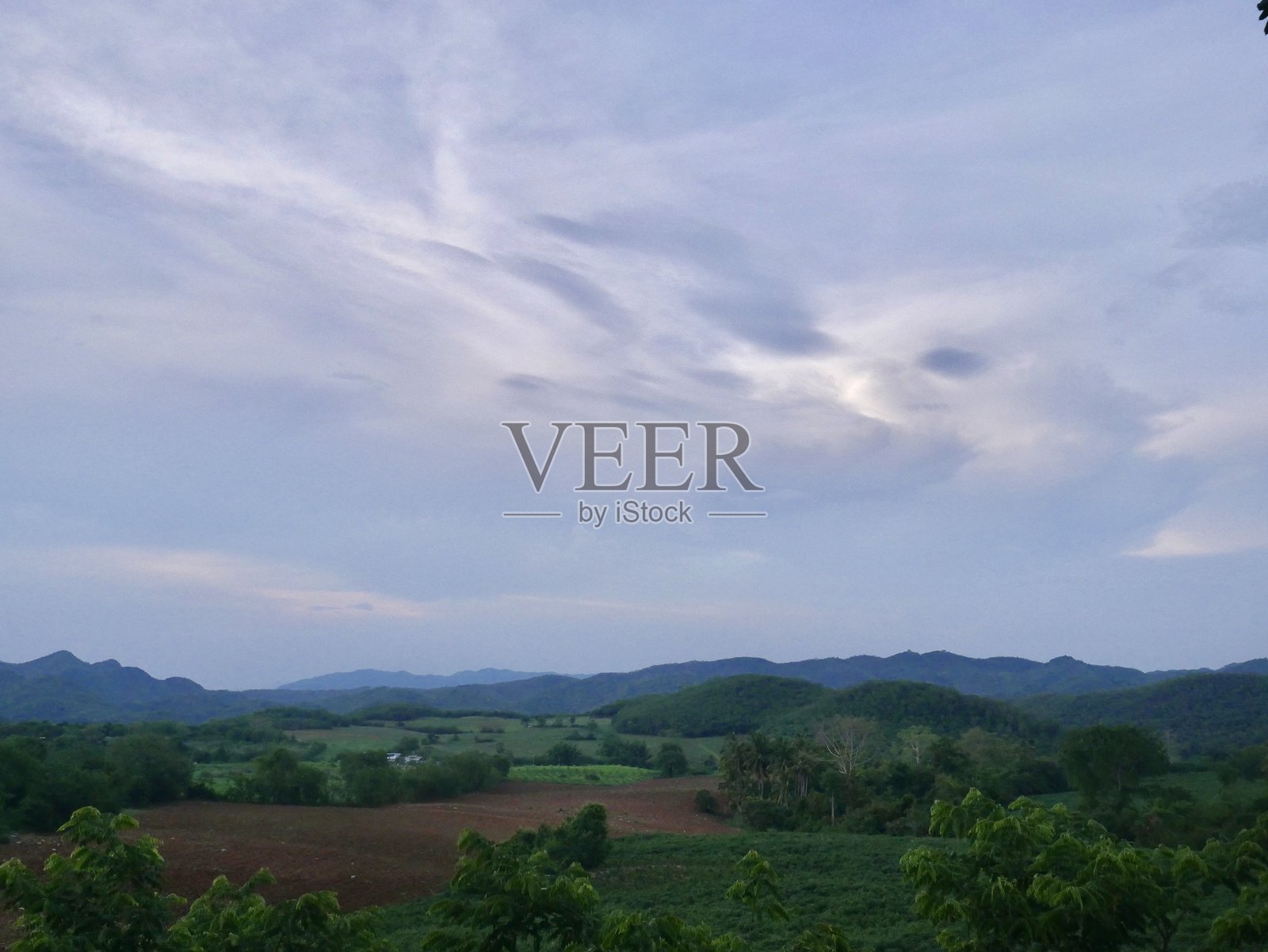 泰国乡村的山脉风景。自然构图，可用作背景或壁纸的风景概念。照片摄影图片