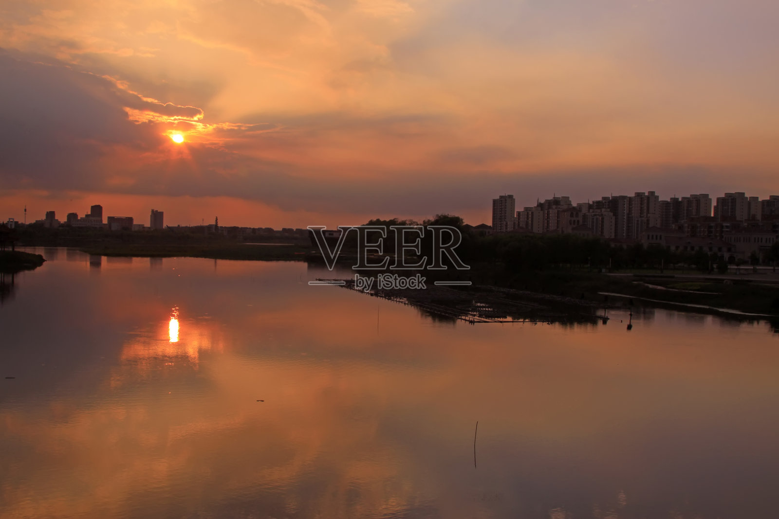 水边城市建筑风景照片摄影图片