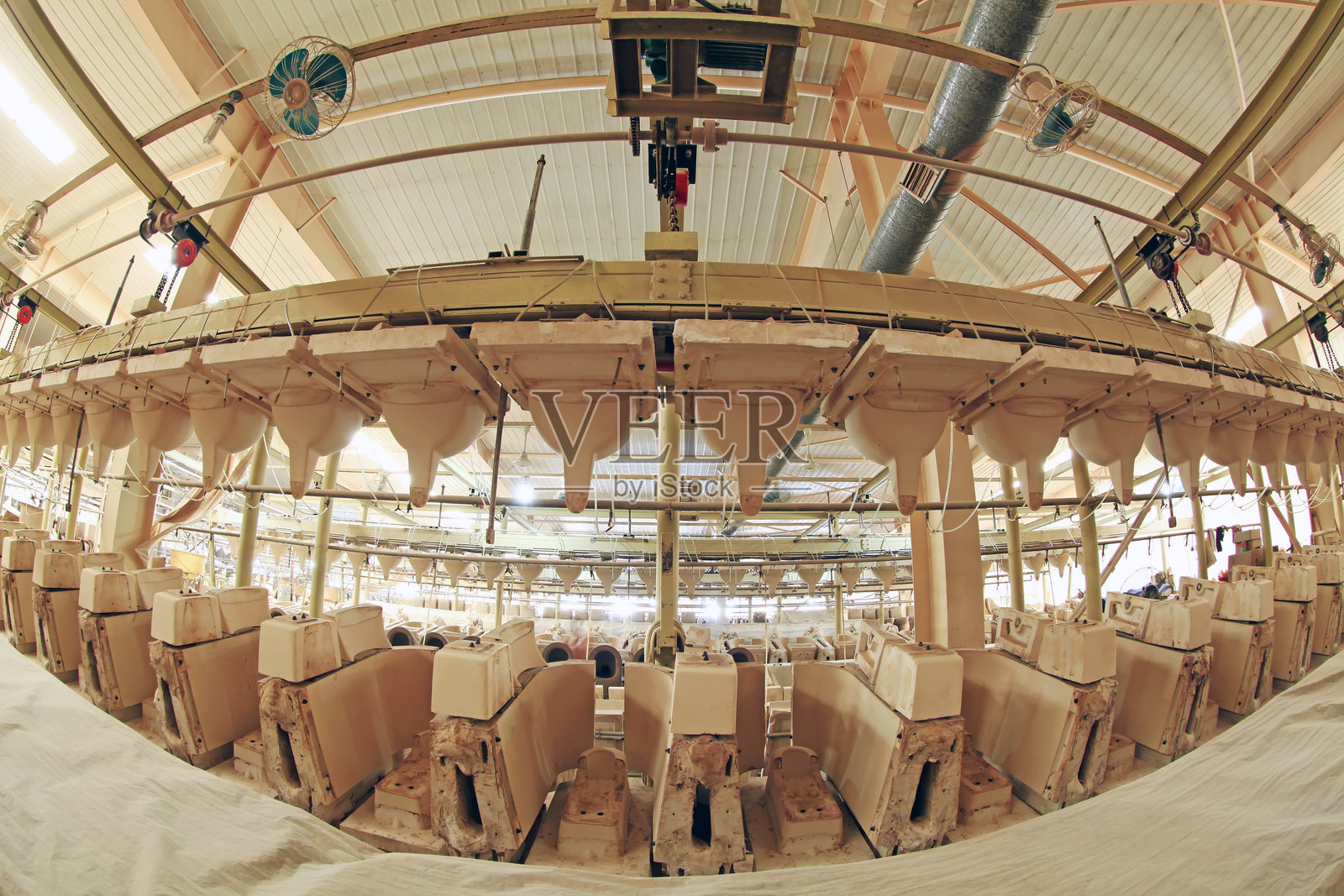 未上漆的陶土神像在生产车间中制作中照片摄影图片