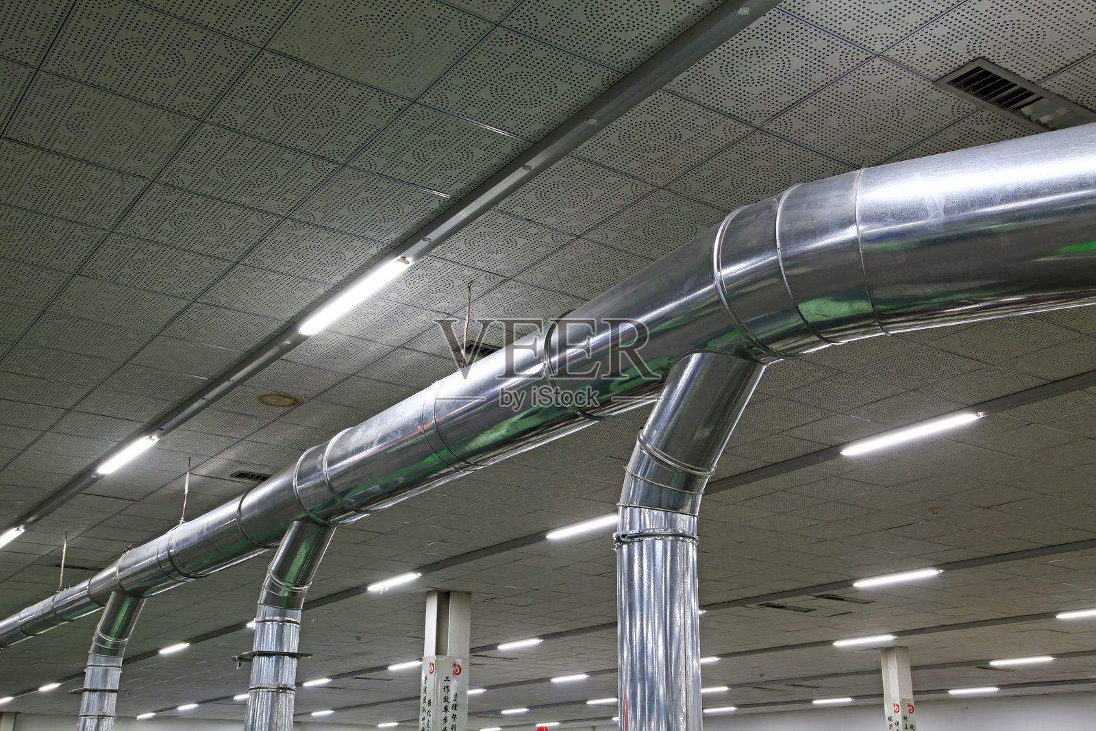 工厂中的不锈钢管照片摄影图片