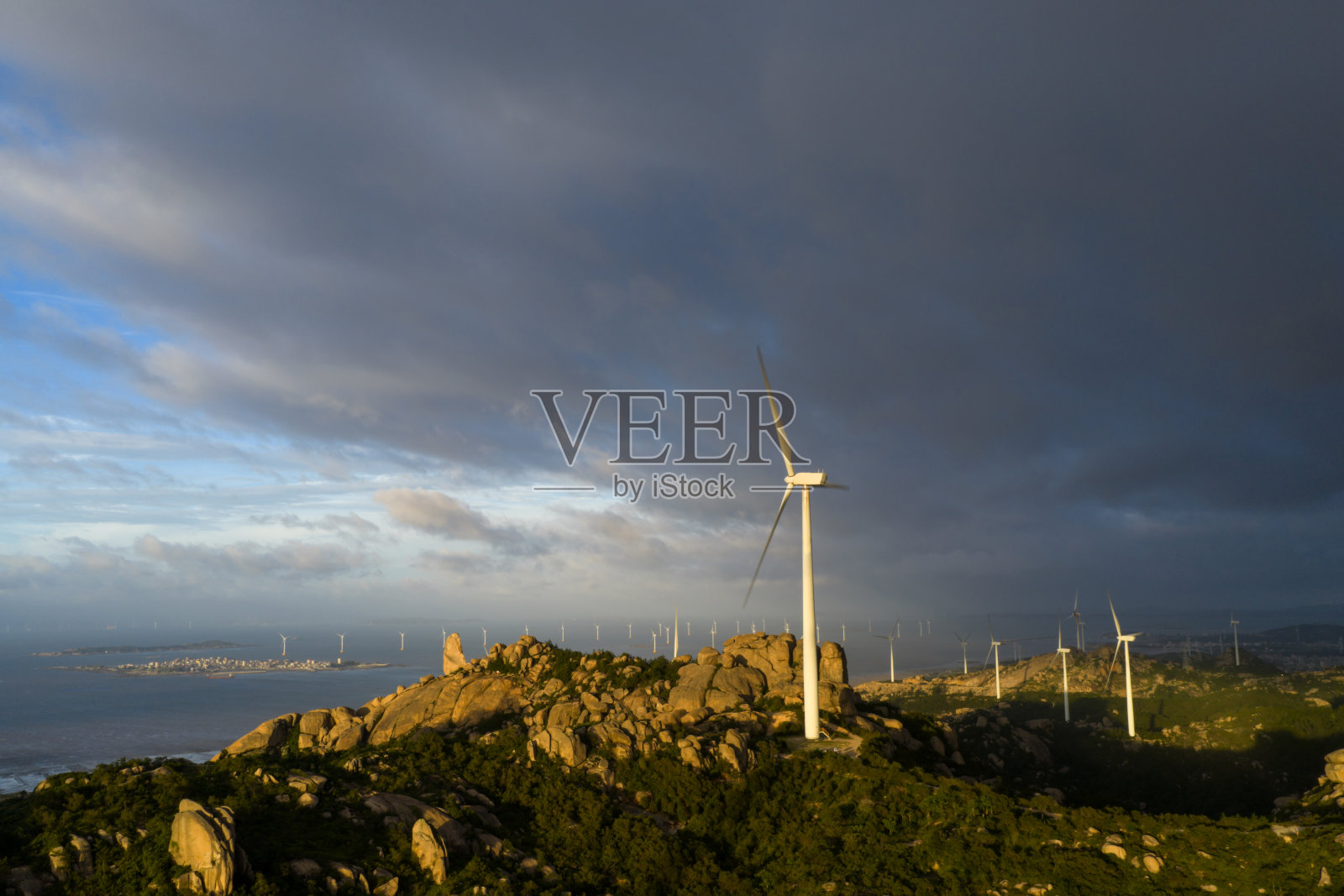 美丽的天空，山顶上的风力发电照片摄影图片