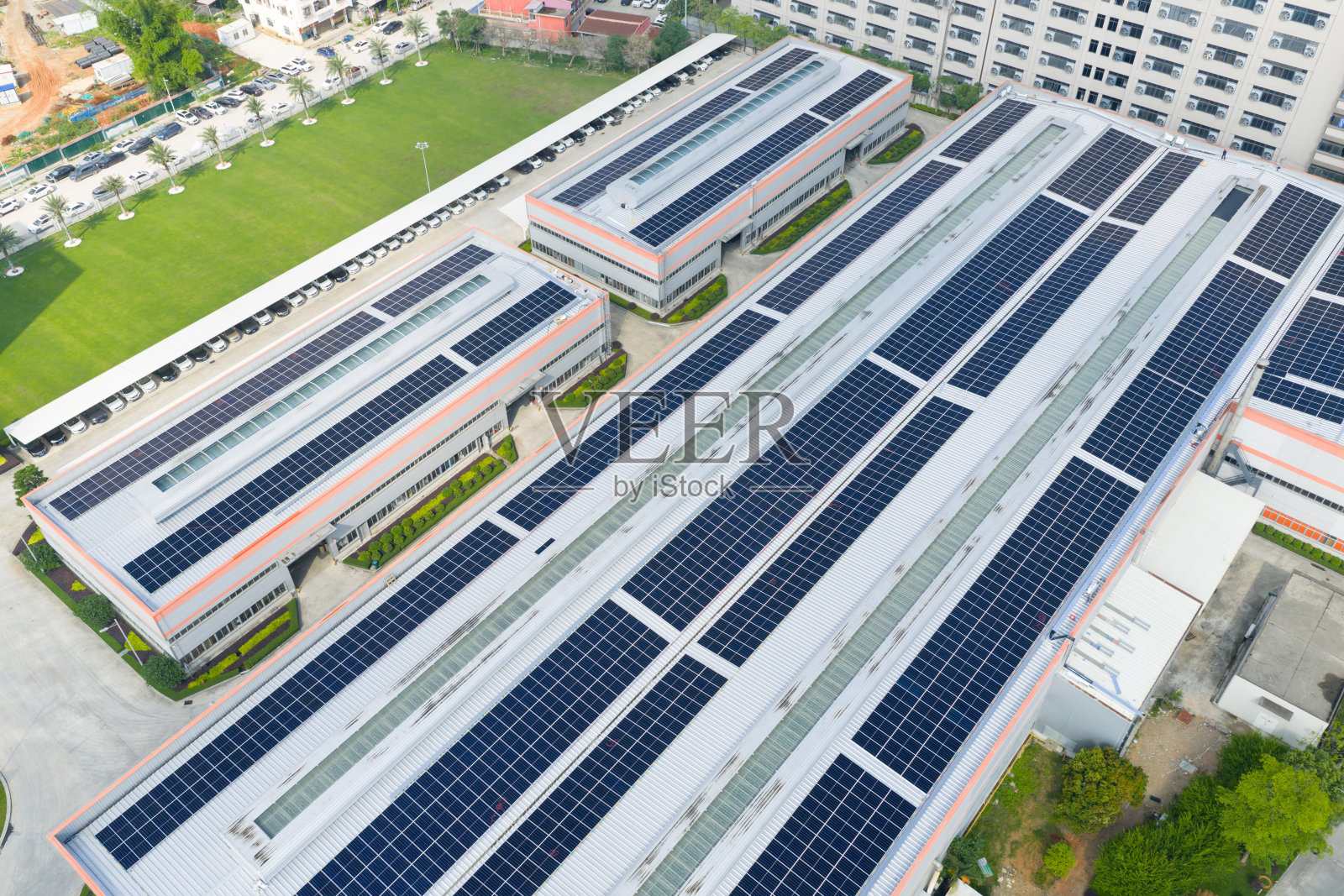 工厂屋顶的太阳能光伏发电照片摄影图片