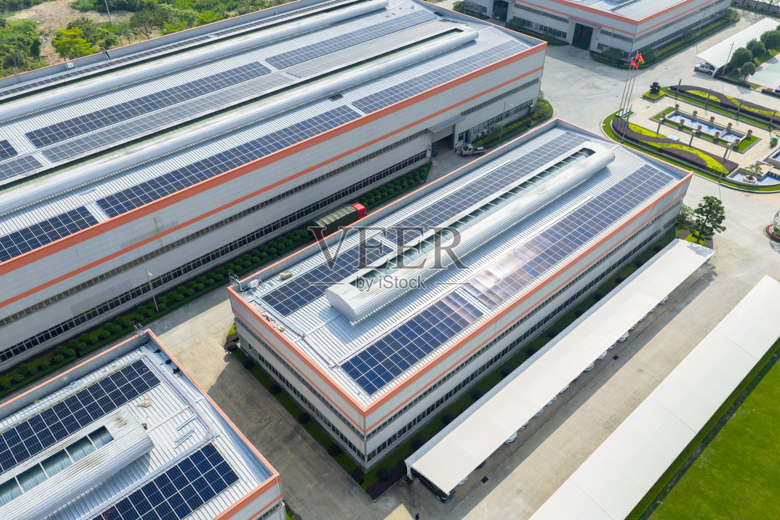 工厂屋顶太阳能光伏发电站照片摄影图片