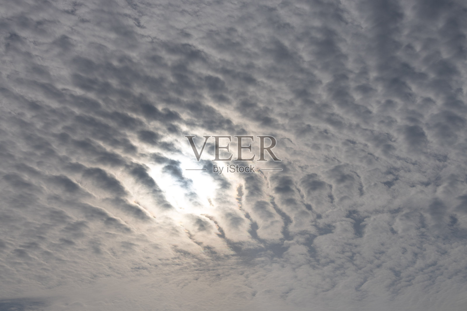 卷云层看起来像海中的波浪。照片摄影图片