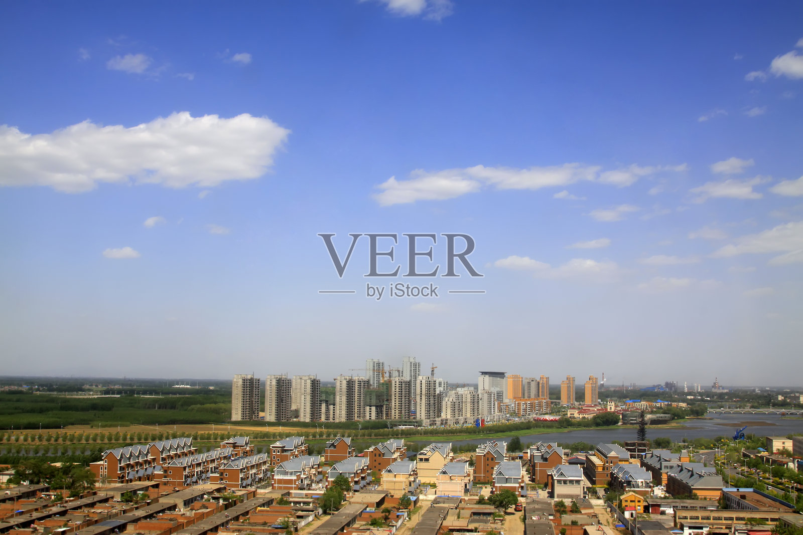 美丽的城市风景，俯瞰一座小城市照片摄影图片