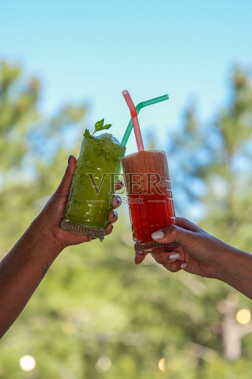 在阳光下畅饮新鲜水果冰沙照片摄影图片