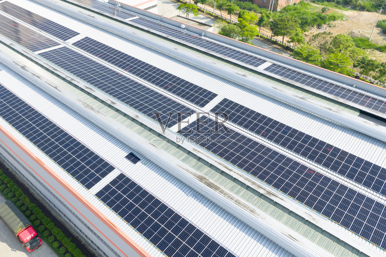 工厂屋顶太阳能光伏发电站照片摄影图片