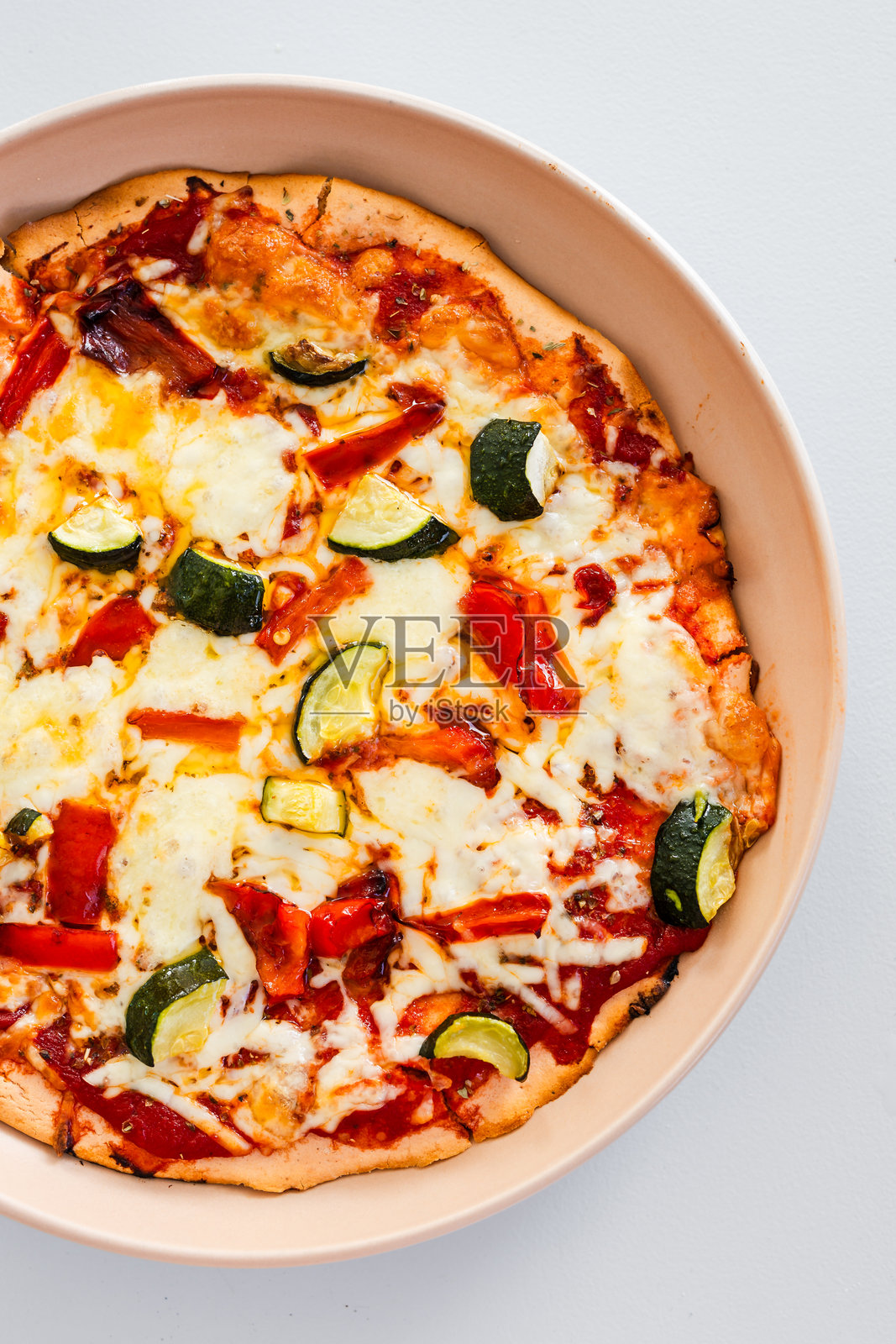 素食披萨，配有西葫芦、甜椒和红扁豆底，搭配乡村自制饼皮照片摄影图片