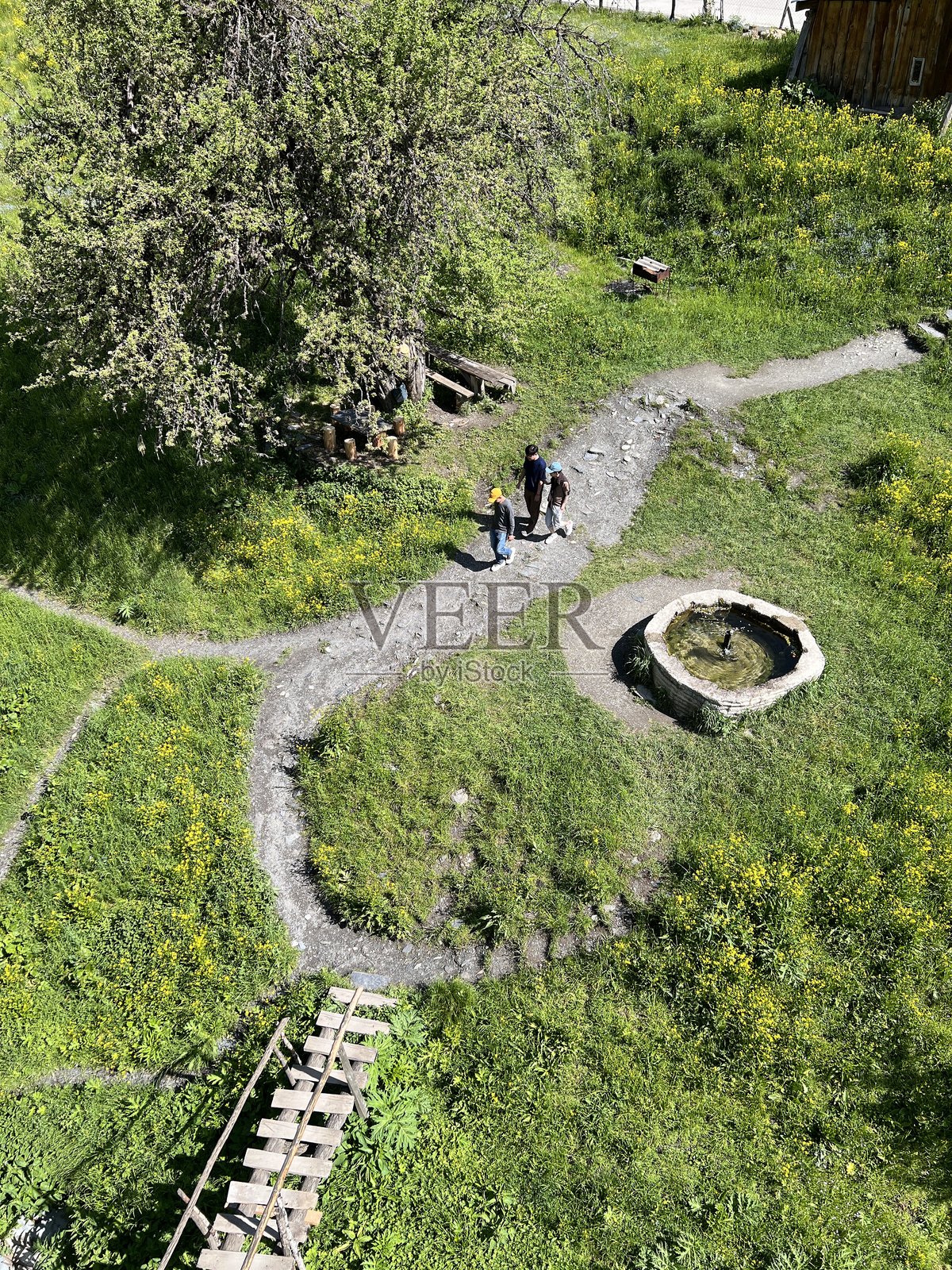 从上方俯瞰格鲁吉亚梅斯季亚的道路和水井照片摄影图片