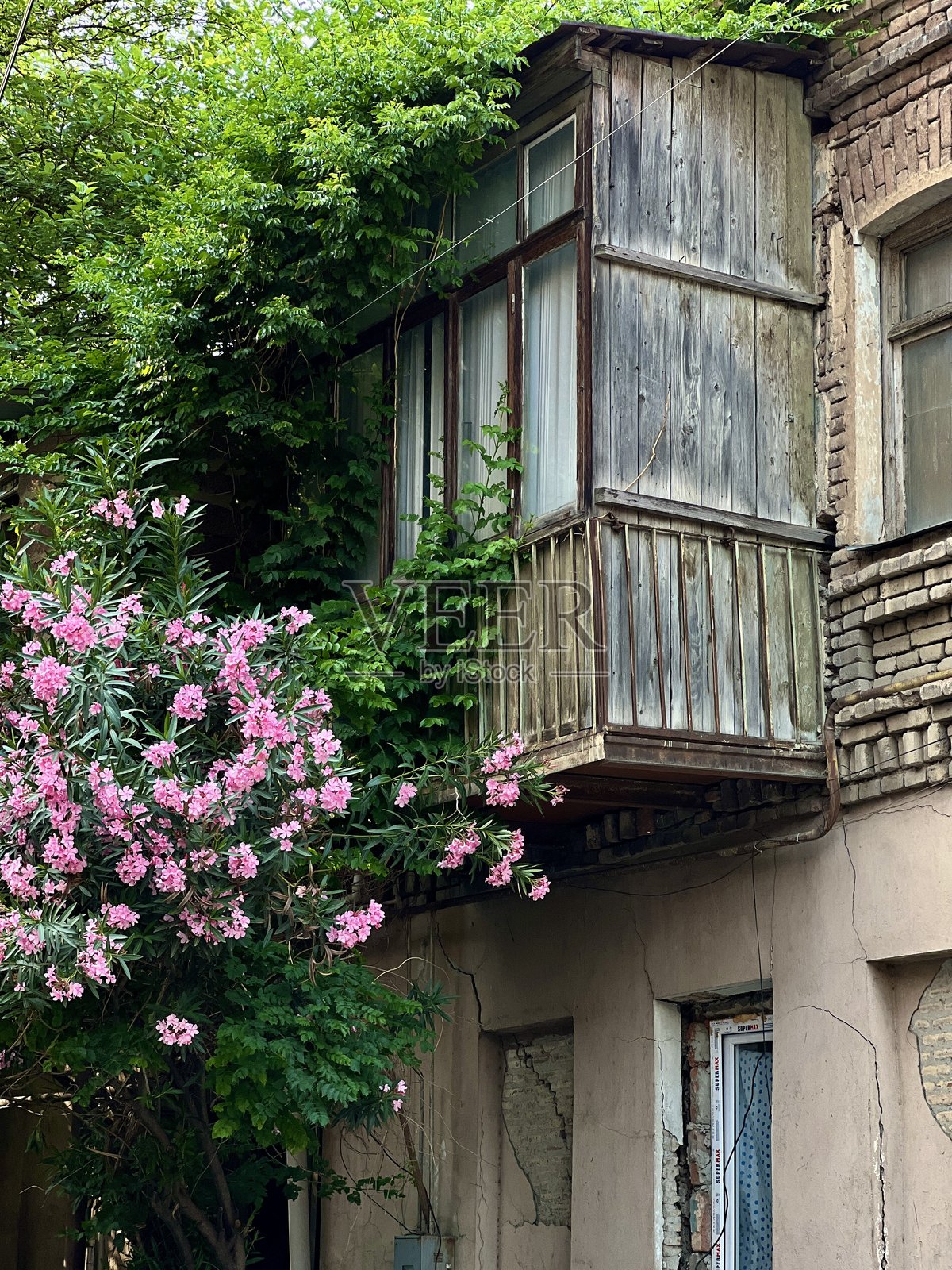 时光流逝的美丽，提比利斯的古老木阳台照片摄影图片