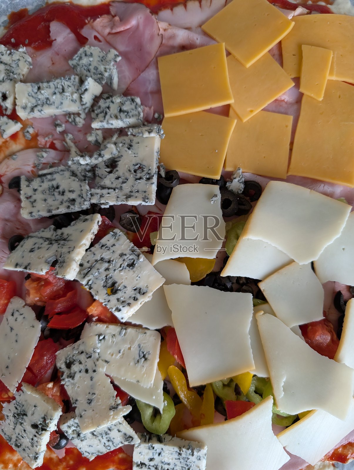 美味的自制披萨，准备烘烤前的样子照片摄影图片