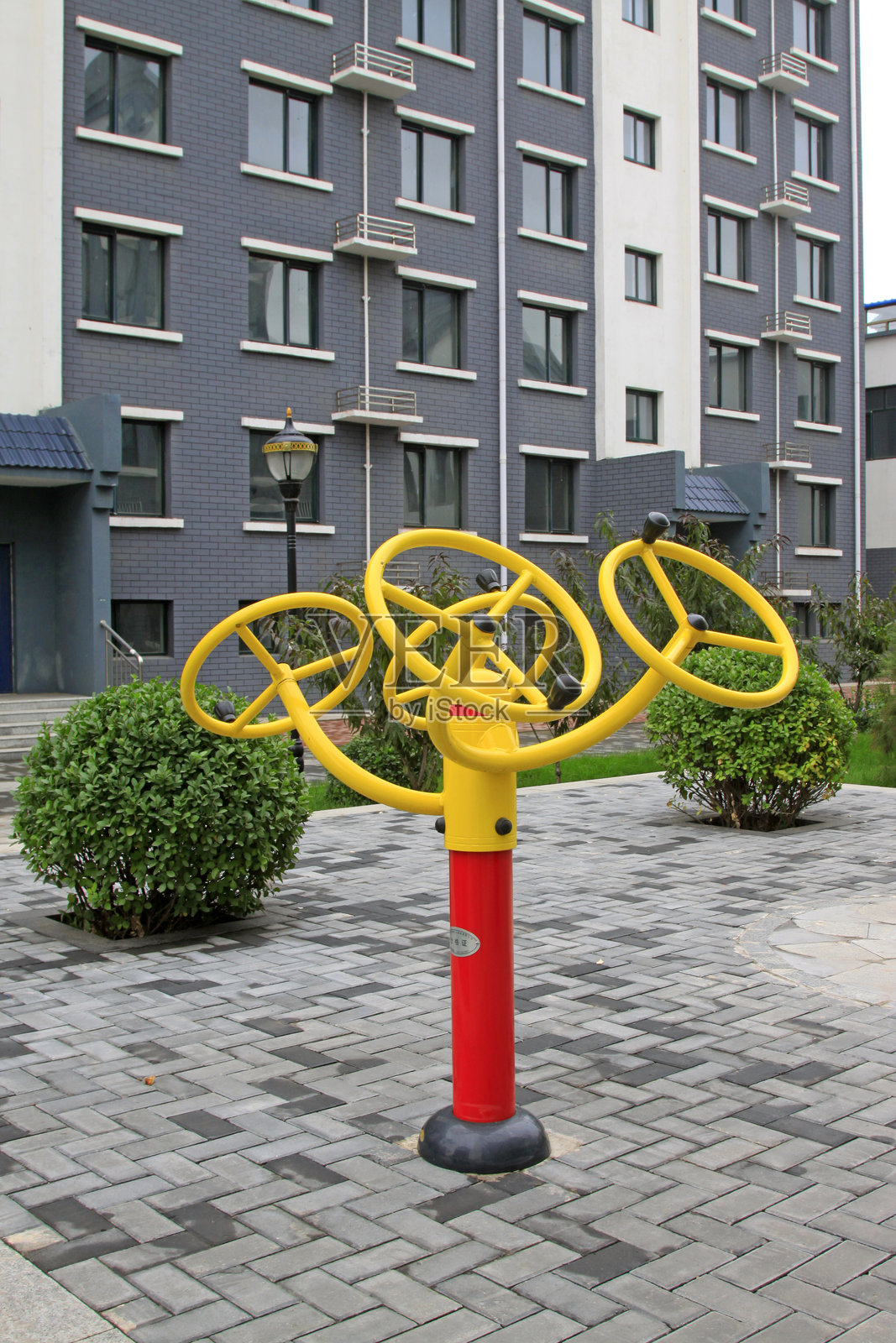 公园里的健身器材照片摄影图片