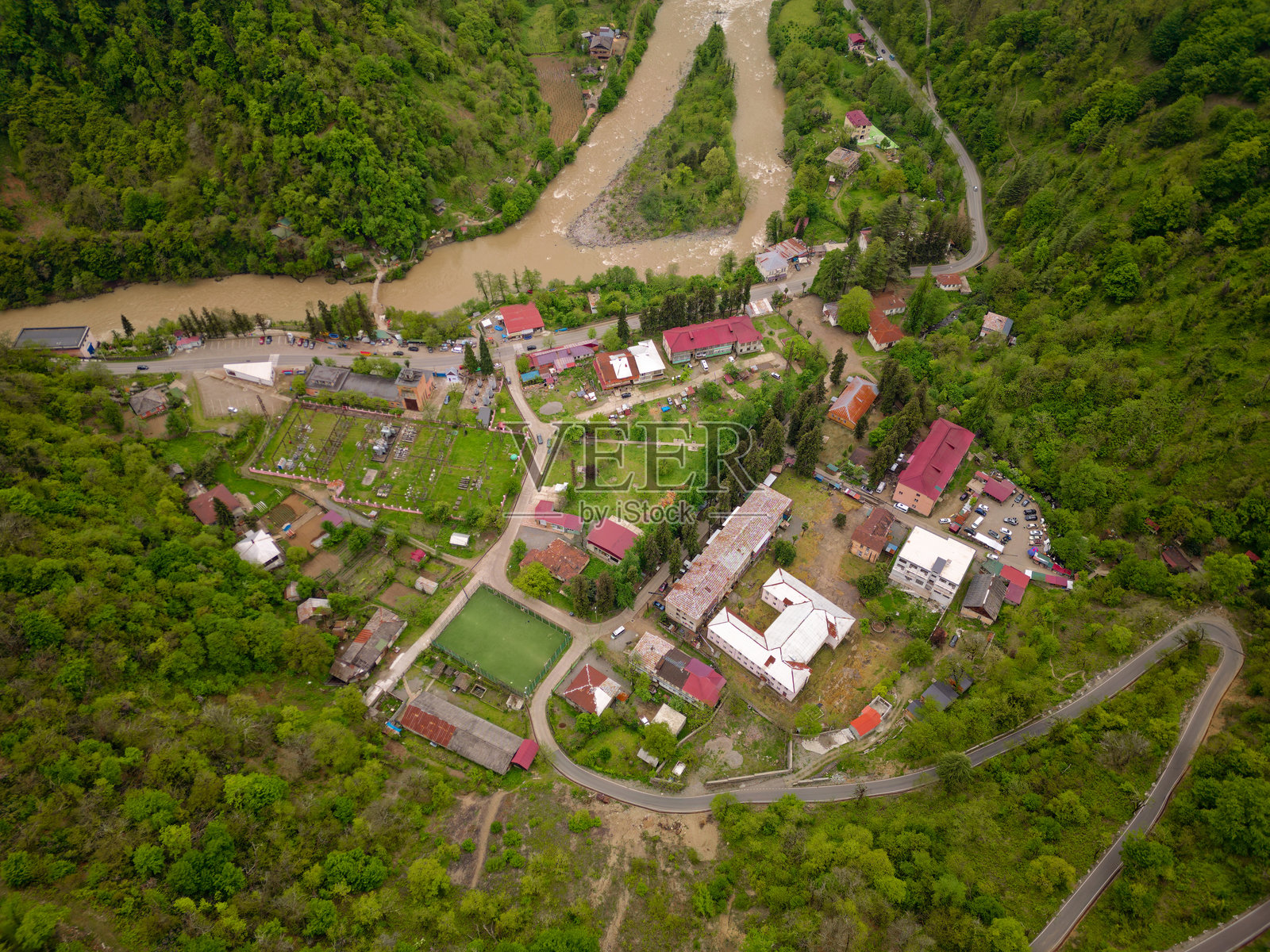 格鲁吉亚阿贾拉地区的山谷、河流和绿色山丘照片摄影图片