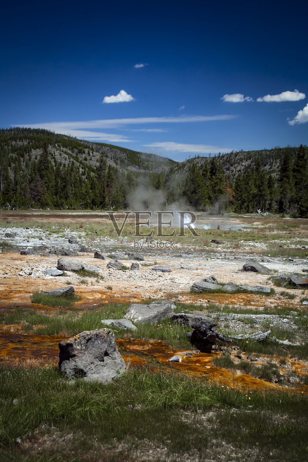 黄石国家公园典型的小热喷口3，沸腾的热水和蒸汽照片摄影图片