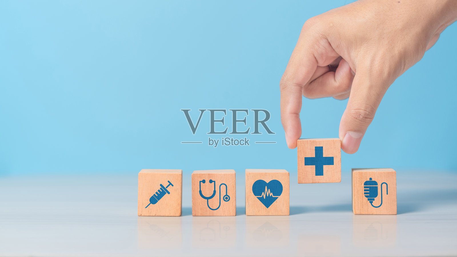 手选择木块上的医疗符号表情图标，医疗保健和医疗保险概念照片摄影图片