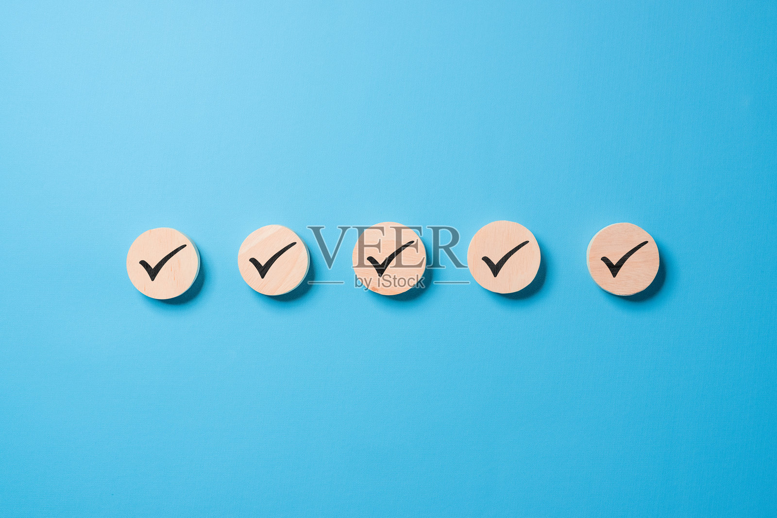 检查清单概念，木块上的勾选标记，蓝色背景带有留白空间照片摄影图片