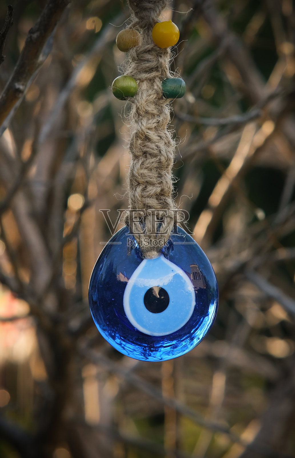 文化邪眼珠挂在树上照片摄影图片