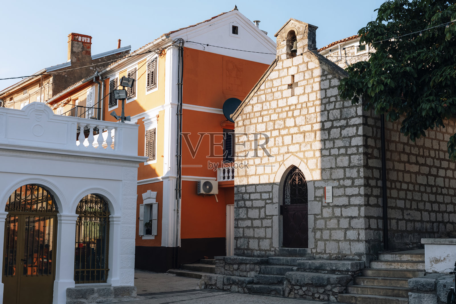 克罗地亚克尔克岛奥米沙尔镇的古老石教堂照片摄影图片