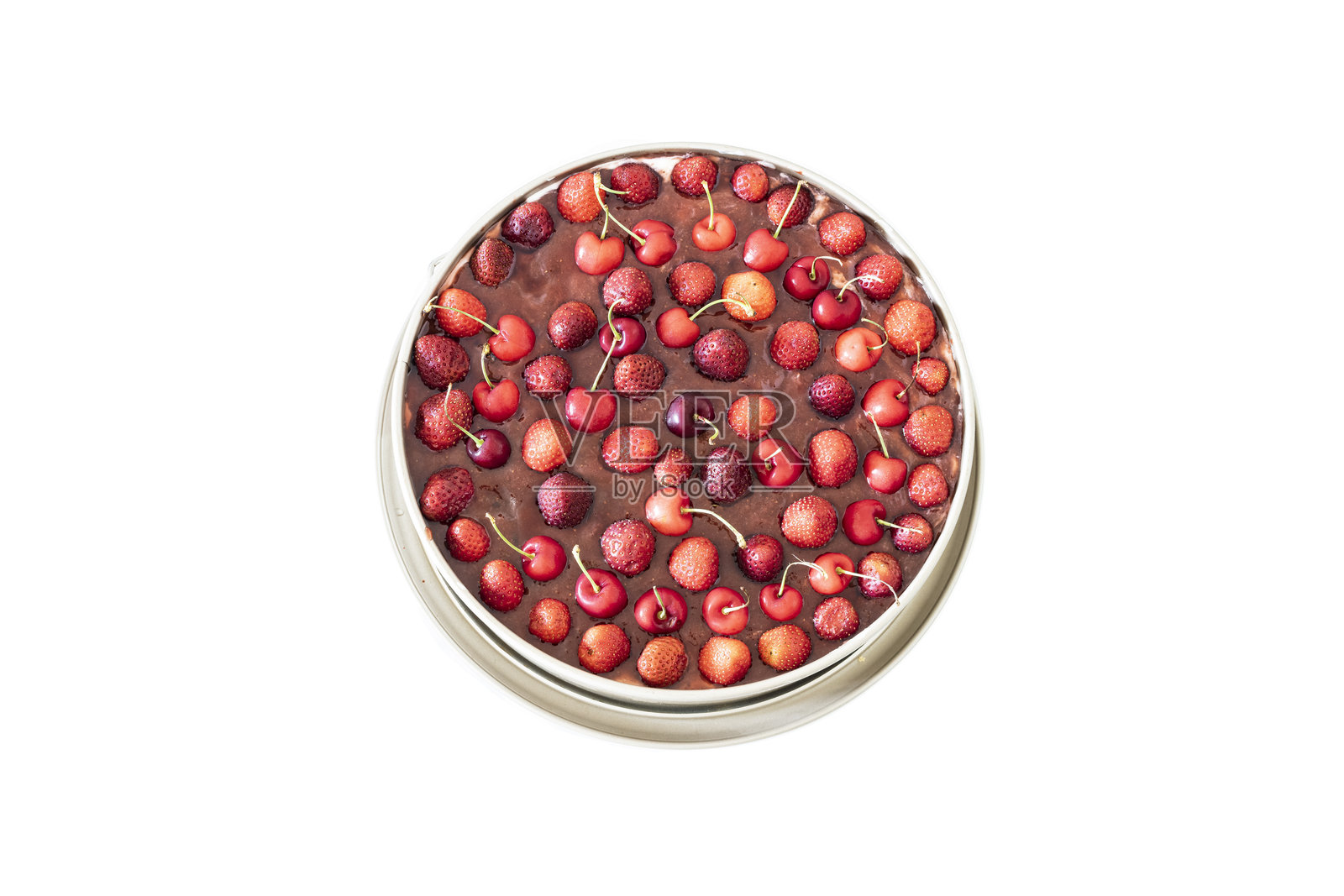 一块新鲜自制的圆形蛋糕，上面浇有果酱和完整的草莓与樱桃。照片摄影图片