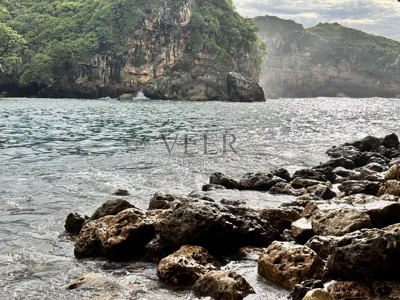 海边的岩石海岸和悬崖景观照片摄影图片