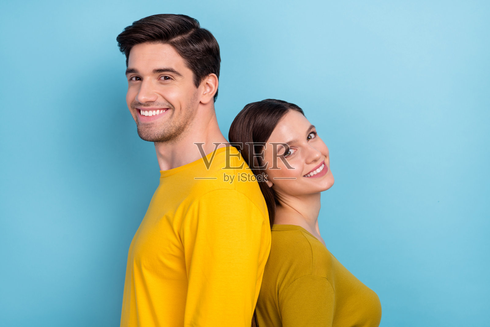 愉快的朋友们，男士和女士在蓝色背景下享受共度闲暇时光。照片摄影图片